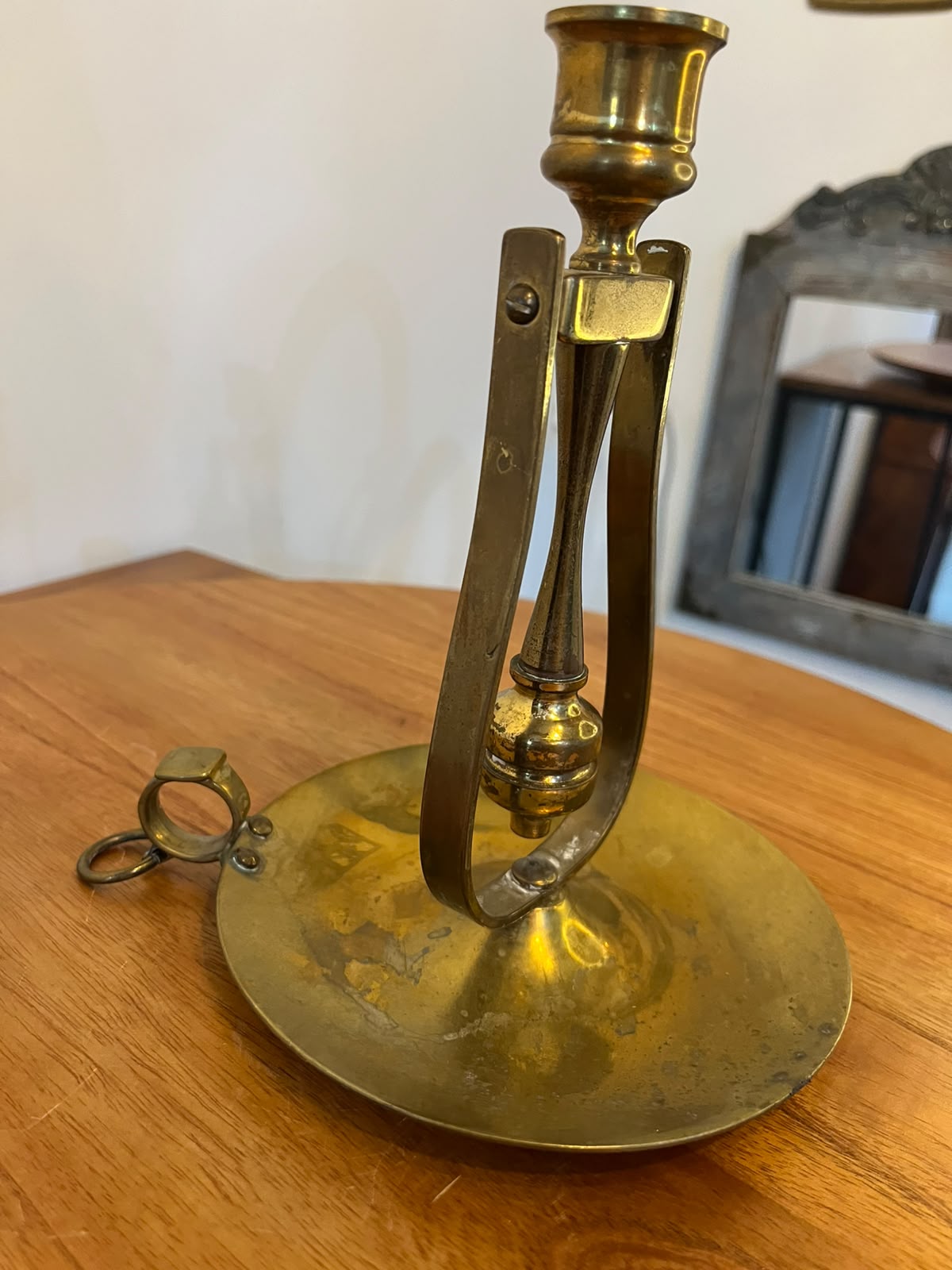 Castiçal de câmara antigo em latão dourado com estrutura articulada – 21 cm