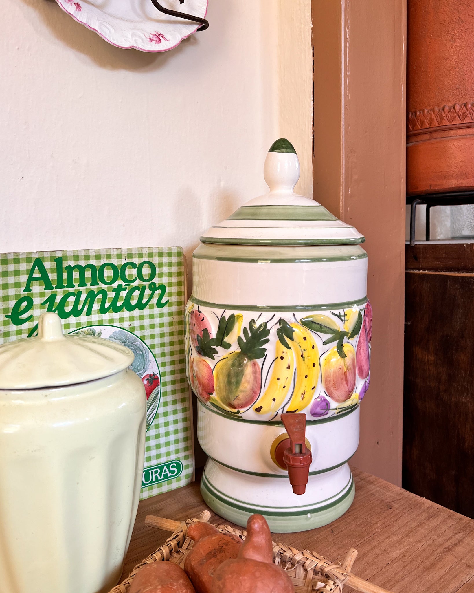 Antiga Talha / Filtro em cerâmica vitrificada com motivo de frutas pintadas à mão 