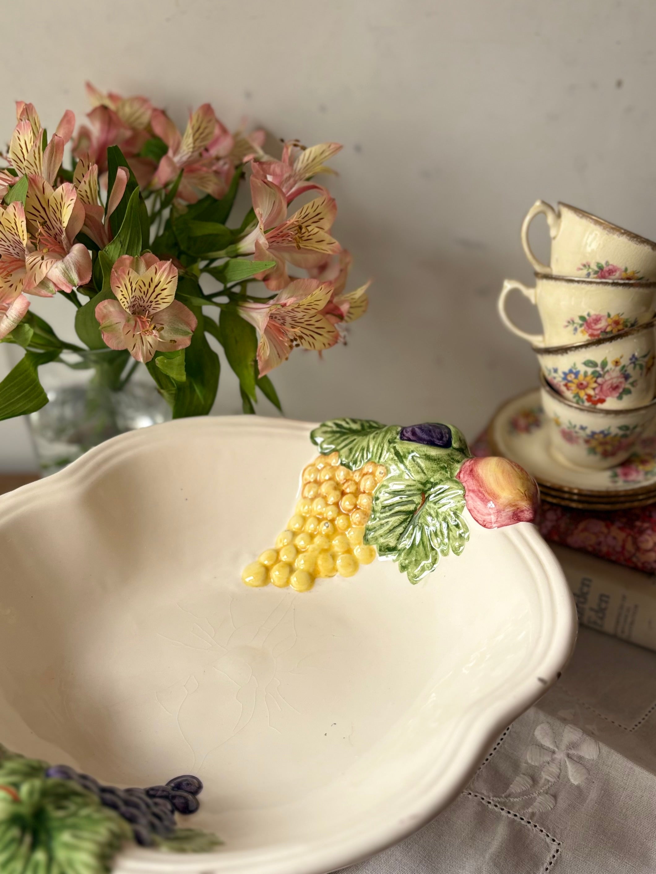 Fruteira com pé em cerâmica decorada com frutas