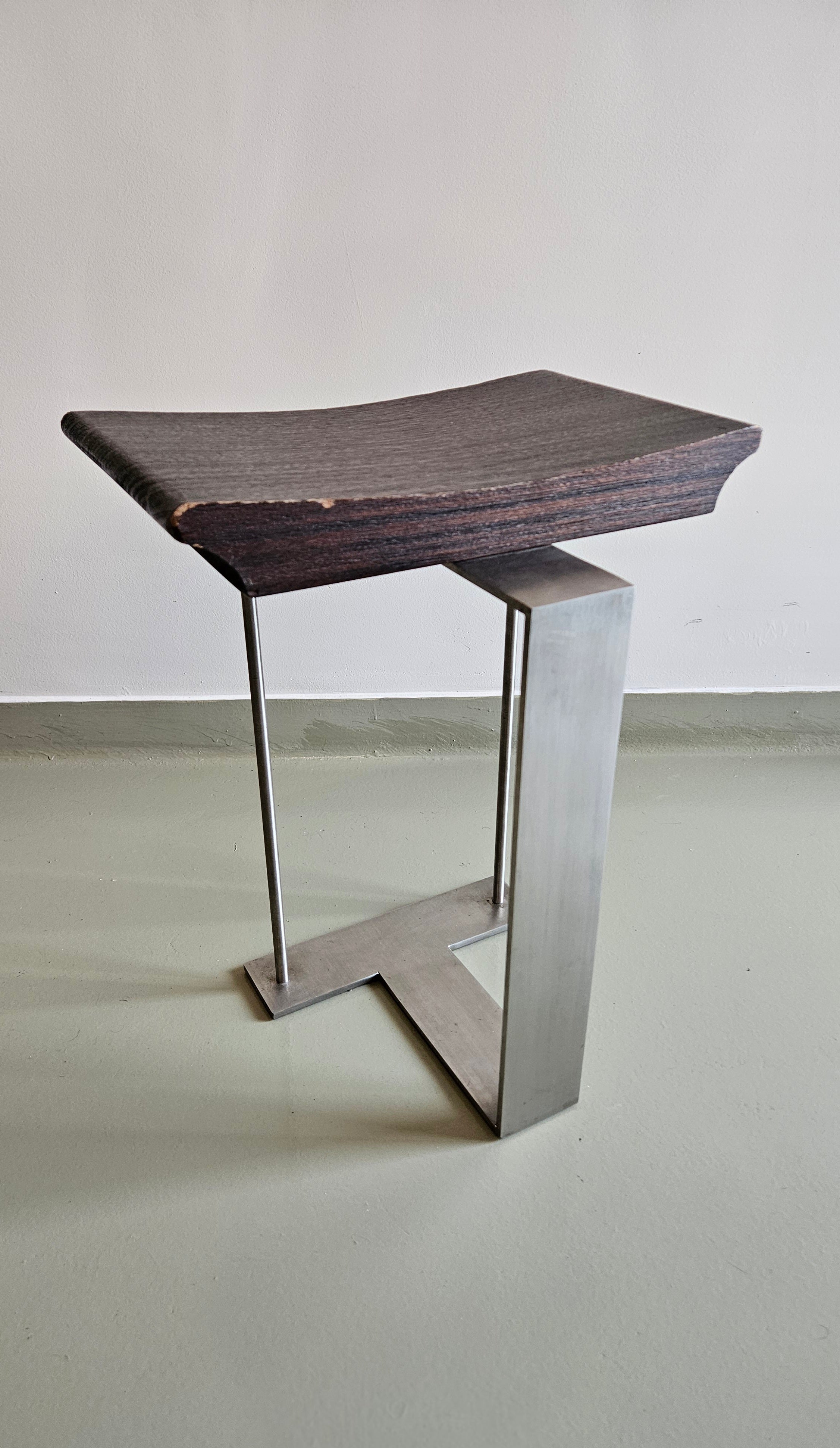 BANQUETA ART DECÓ COM ASSENTO EM MADEIRA ESCURA E BASE EM METAL POLIDO