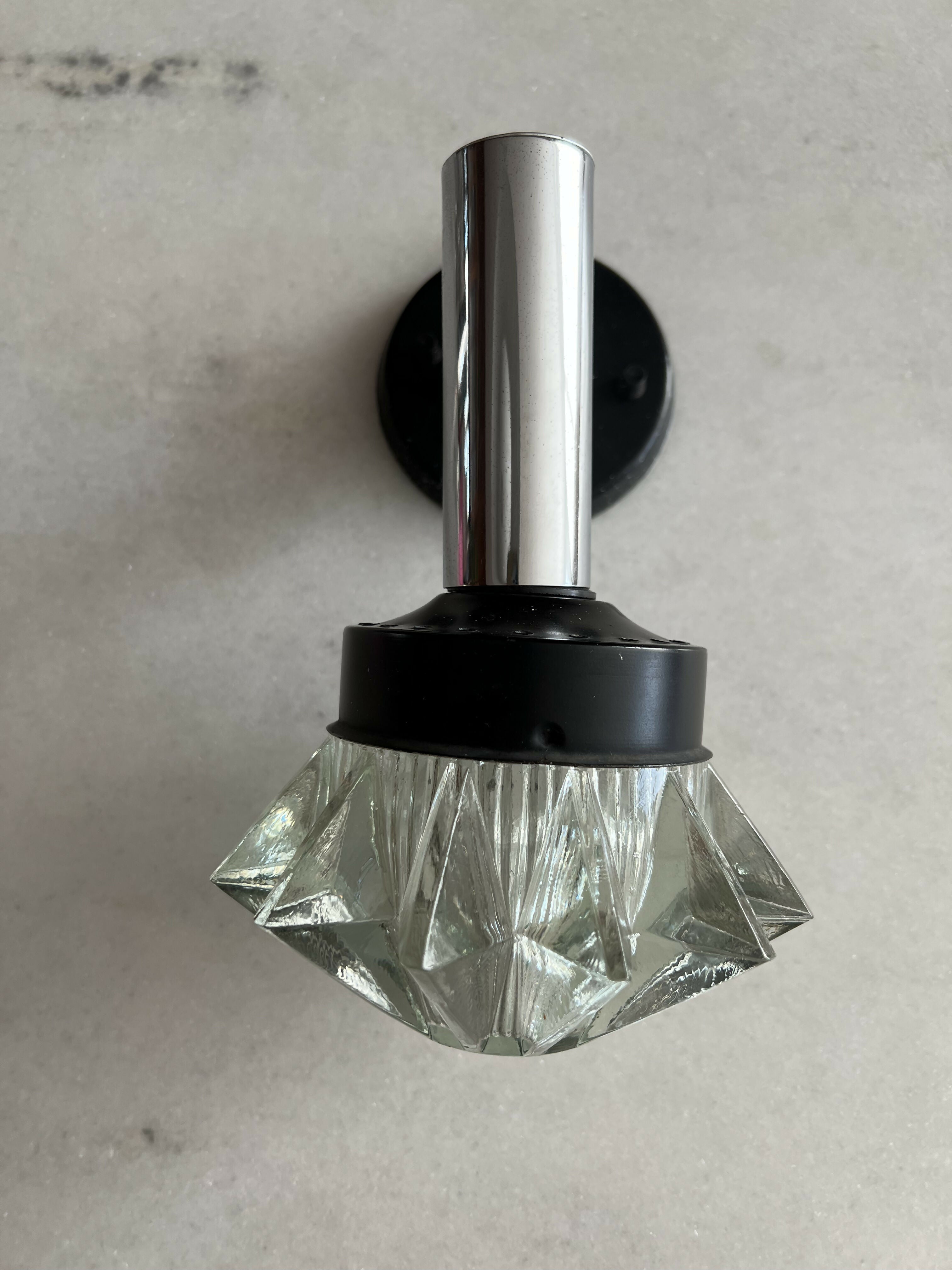 Par de Arandelas em Vidro Facetado – Design Escultural