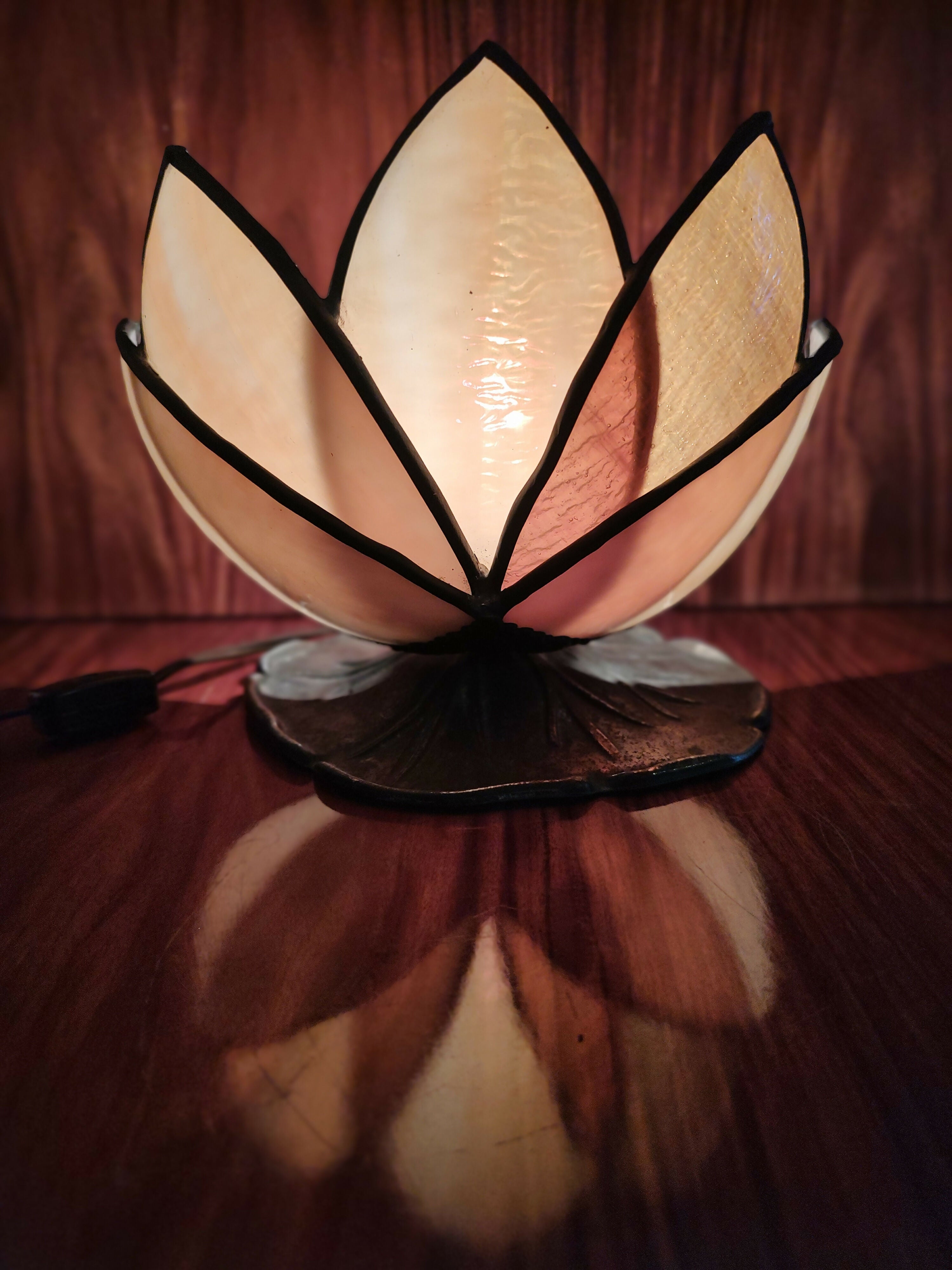 Antiga Luminária / Abajur "Vitória Régia" em metal e vidro texturizado