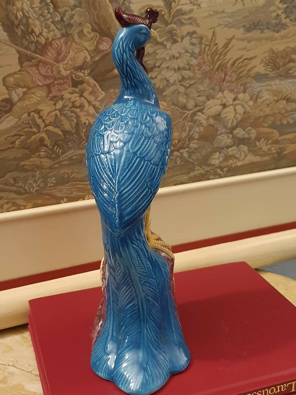 Maravilhosa escultura em porcelana chinesa em forma de um lindo pavão esmaltado de azul. Impecável!