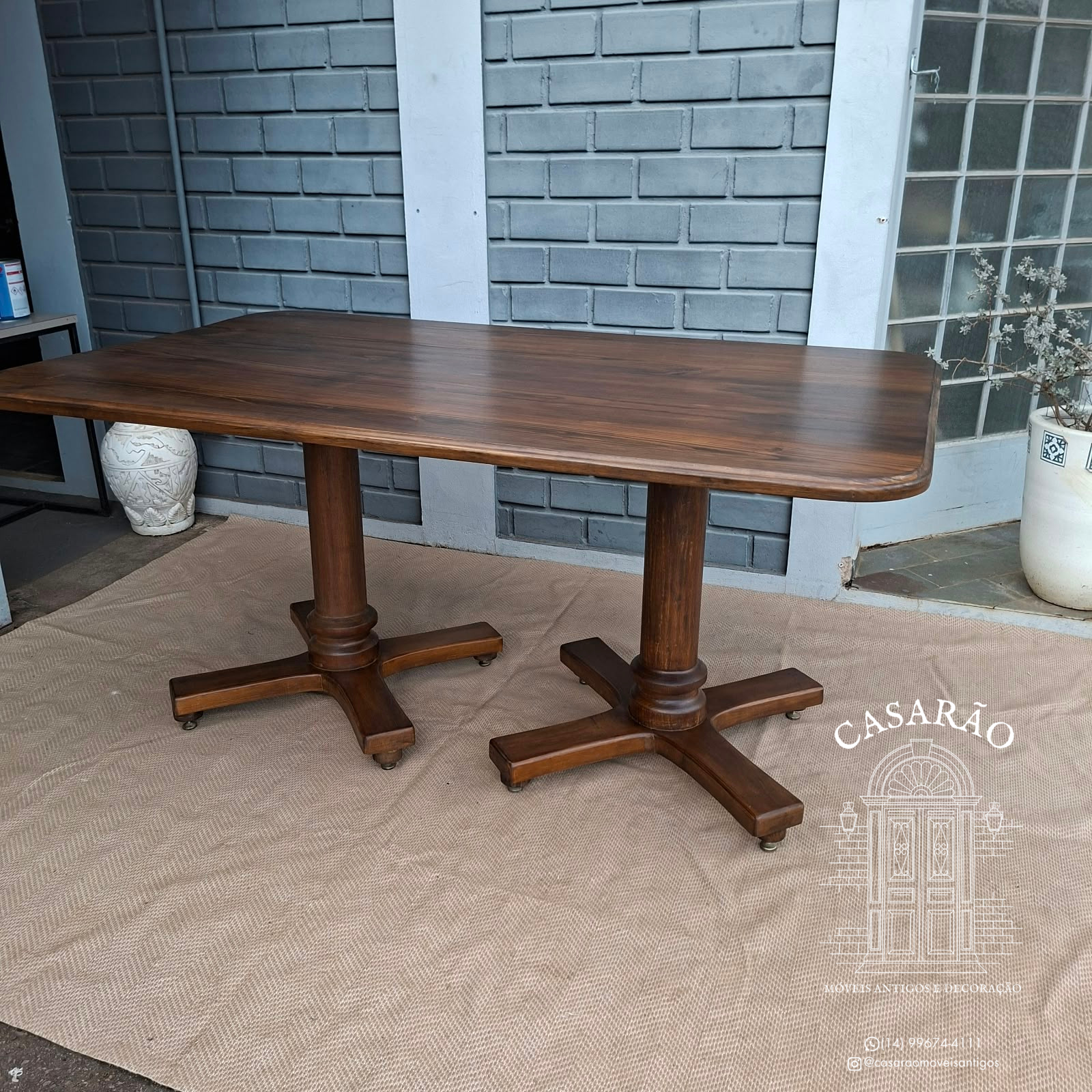 Mesa de Jantar Retangular em madeira escura com pés pedestal