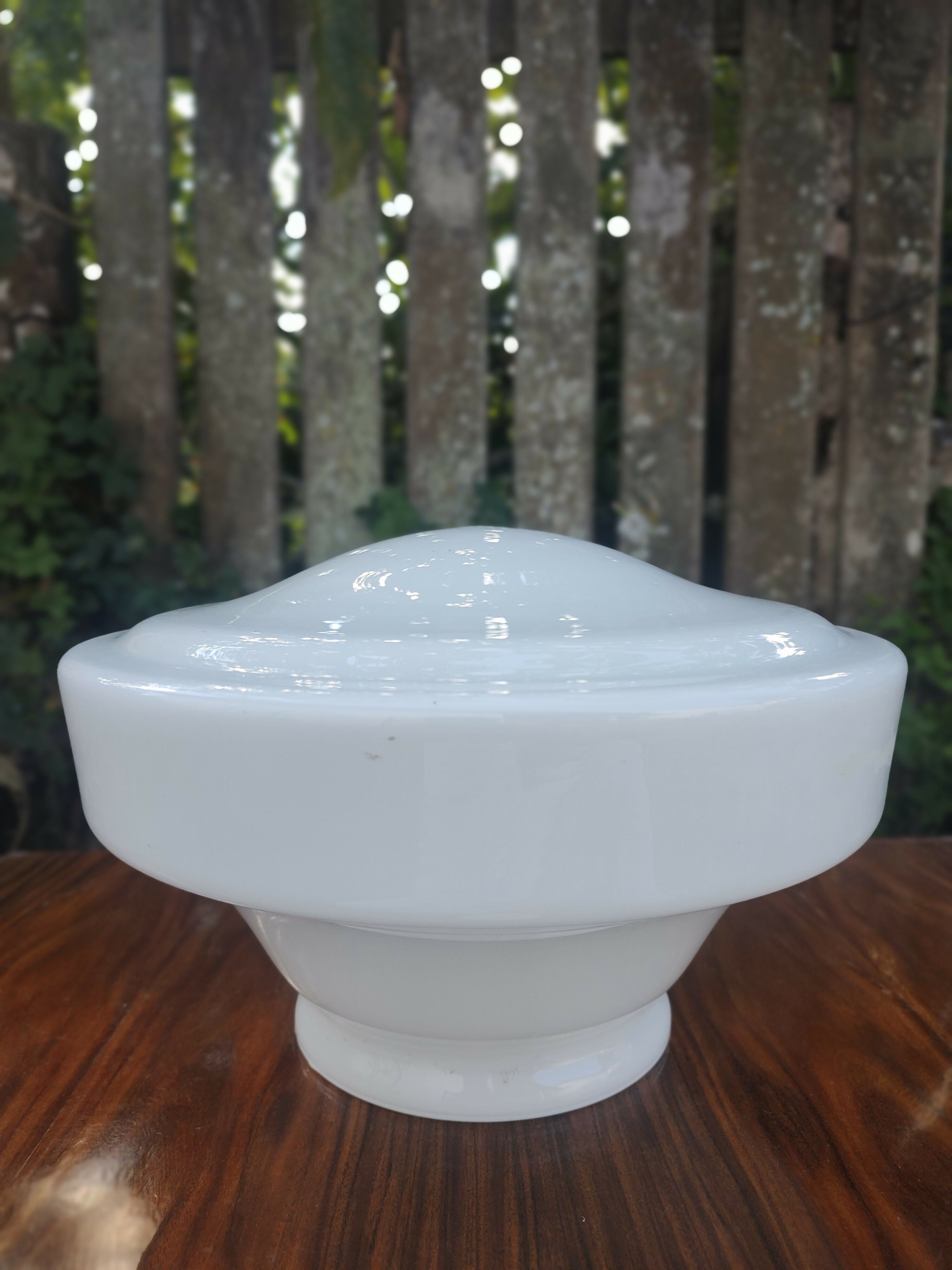 Antiga Cúpula / Lustre / Luminária Bojuda grande em vidro leitoso liso com plafon novo