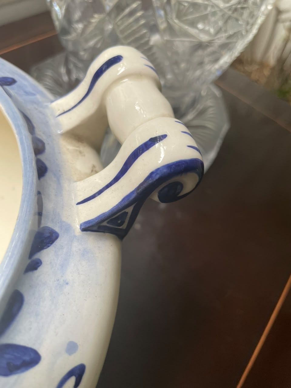 Imponente Sopeira em Faiança com Pintura Manual Azul