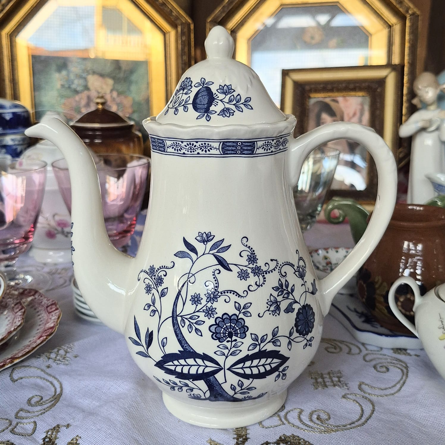 Bule em faiança inglesa Royal Tudor by Grindley of Stoke padrão Blue Onion.  Impecável.