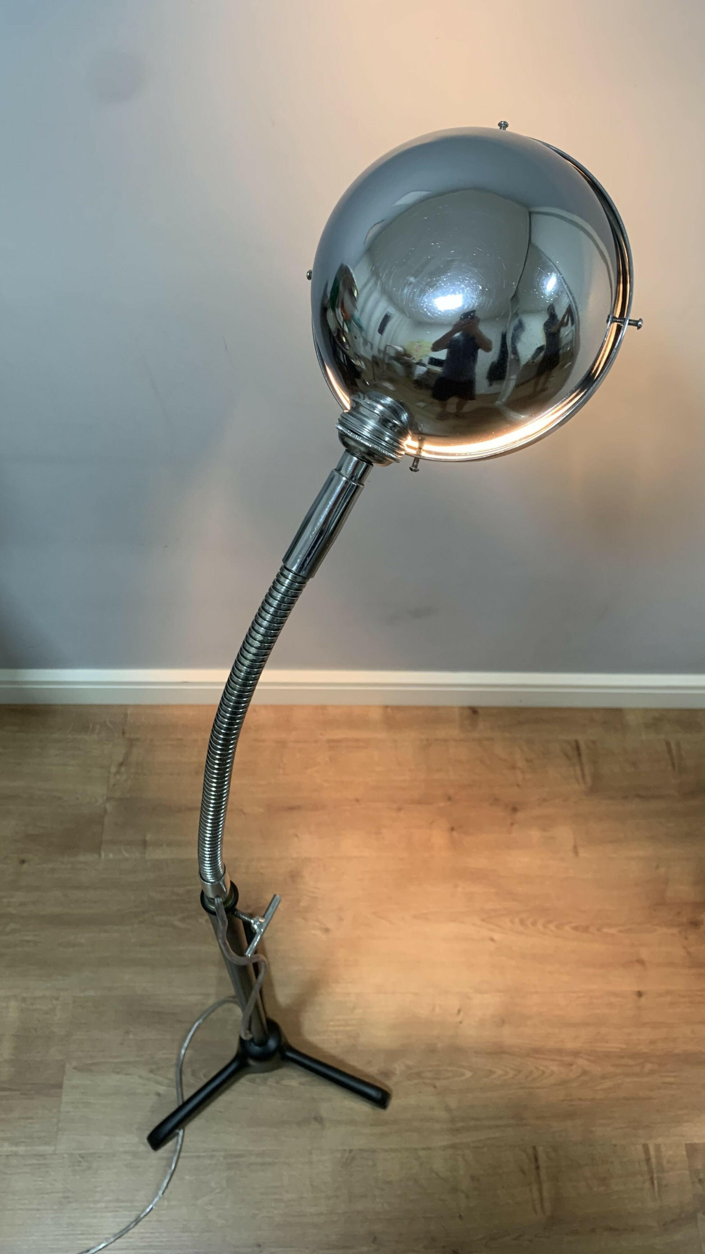 Luminária de piso em metal modelo Eye Ball