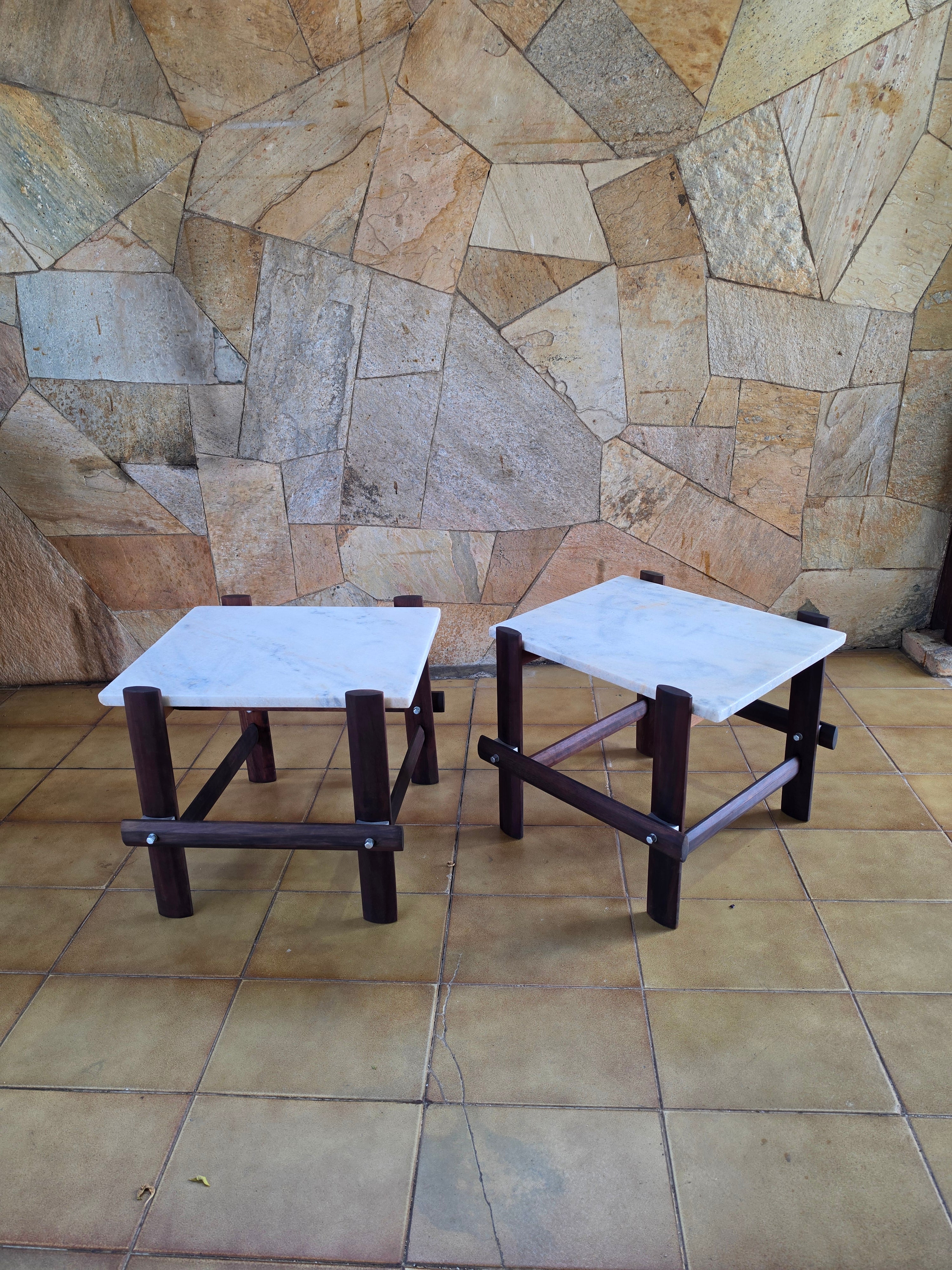 Par de mesinhas laterais Design em madeira e mármore 