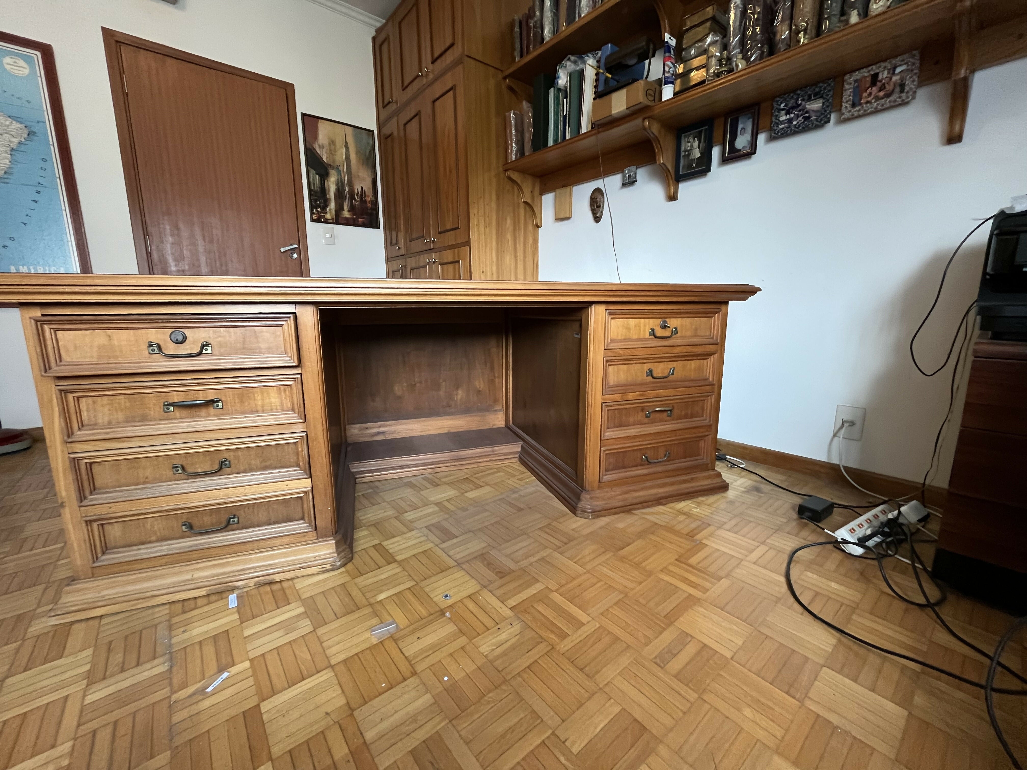 Escrivaninha vintage em madeira maciça e tampo de couro