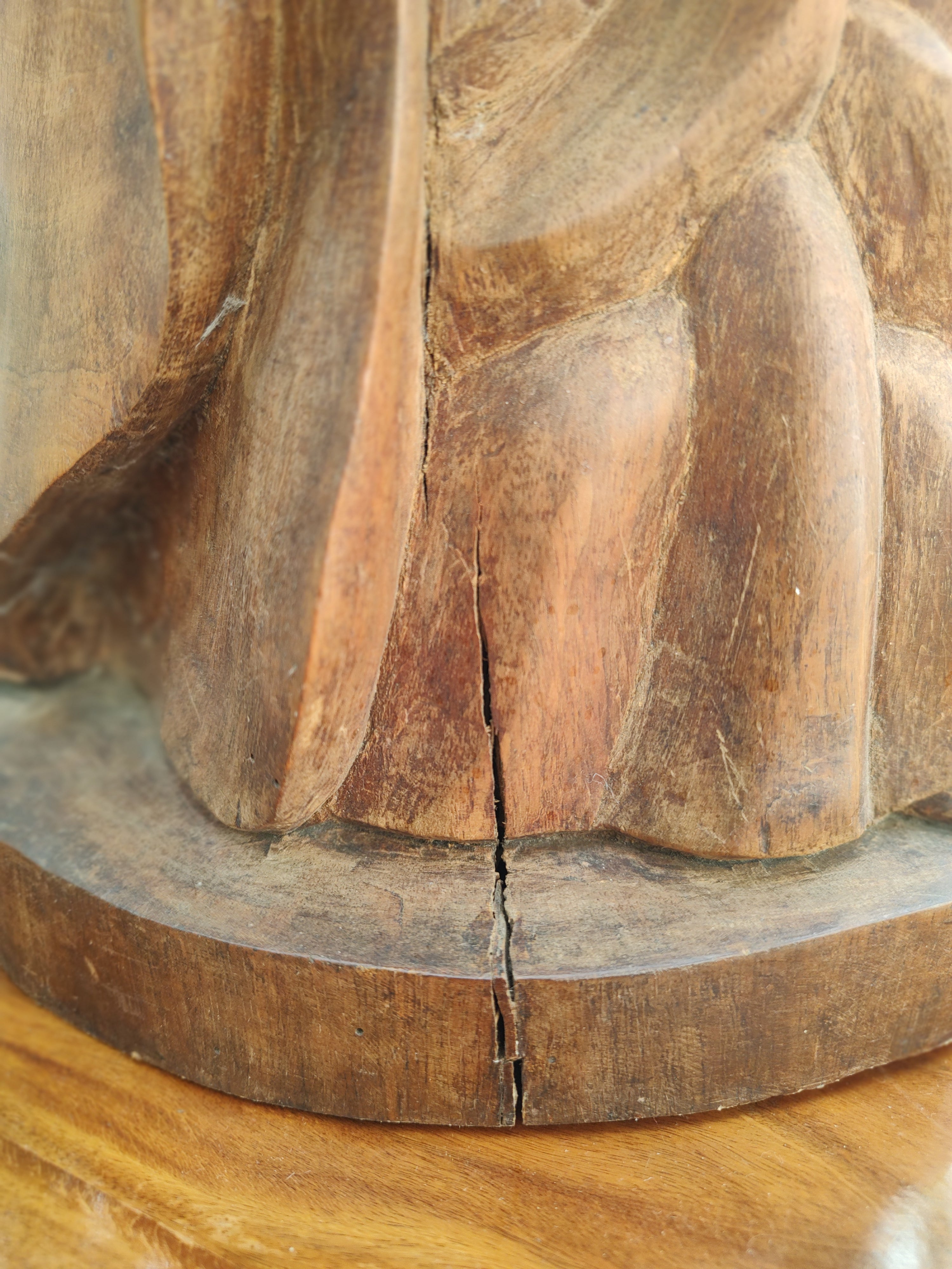 Antiga e grande escultura em madeira maciça de São Judas Tadeu (A-67cm)..
