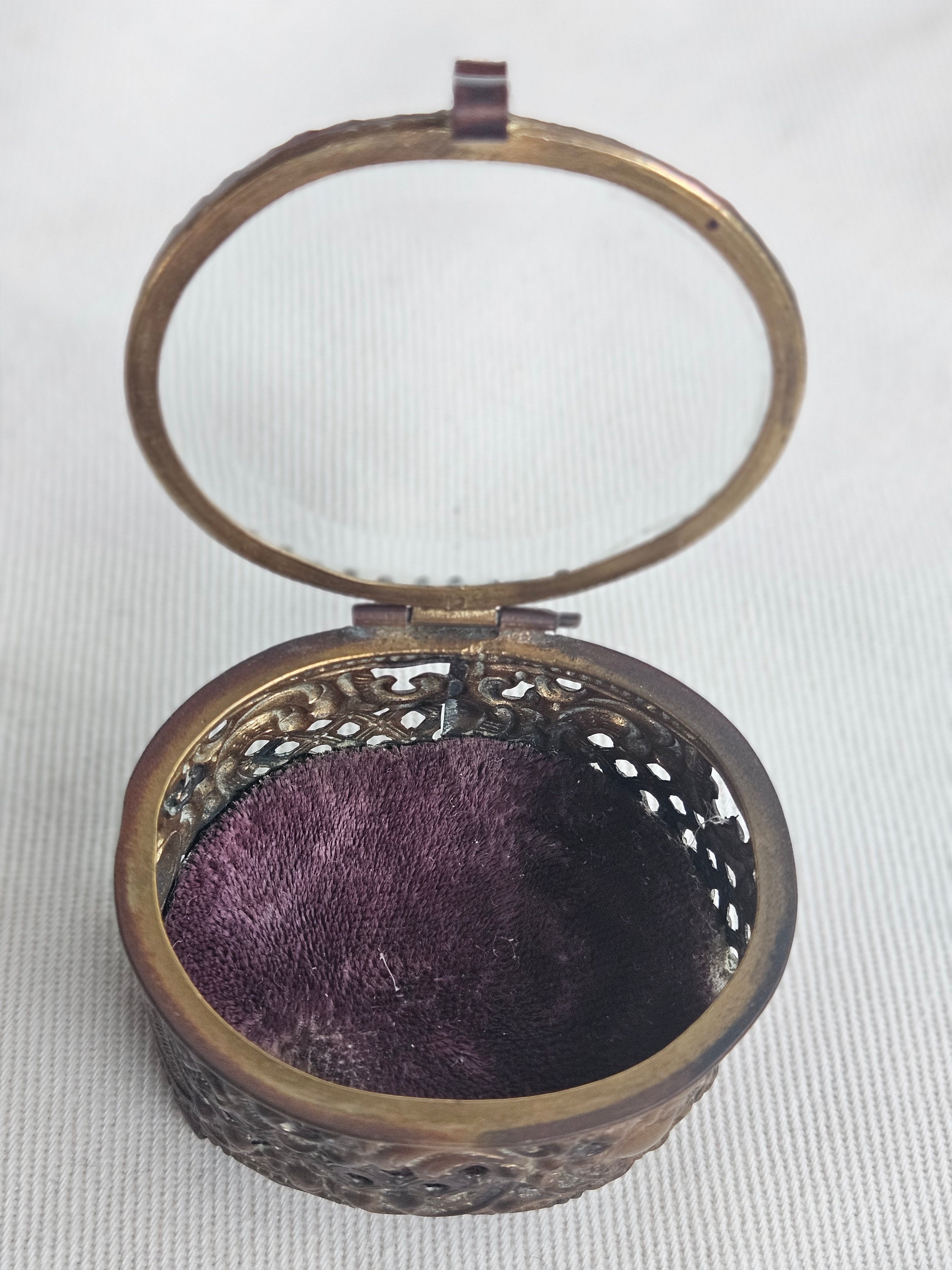 Mini Porta Joias Vintage em Filigrana de Latão e Vidro (Décadas de 1950/1970).