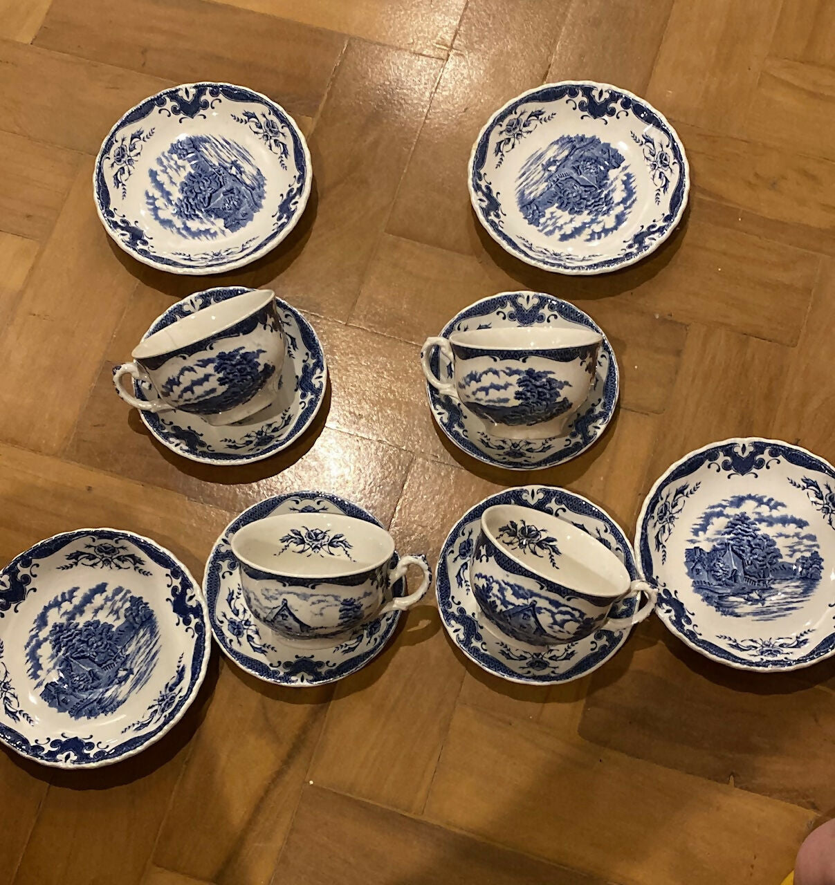 Conjunto porcelana inglesa W. H. Grindley com: 04 xicaras de chá com pires e prato para bolo