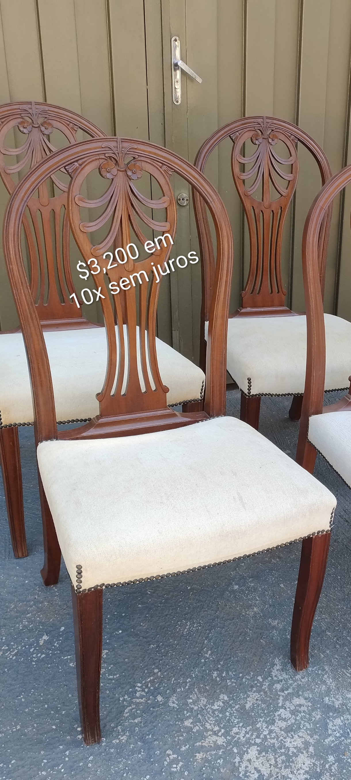 Conjunto de 4 Antigas Cadeiras em Mogno Entalhado. com estofado claro original