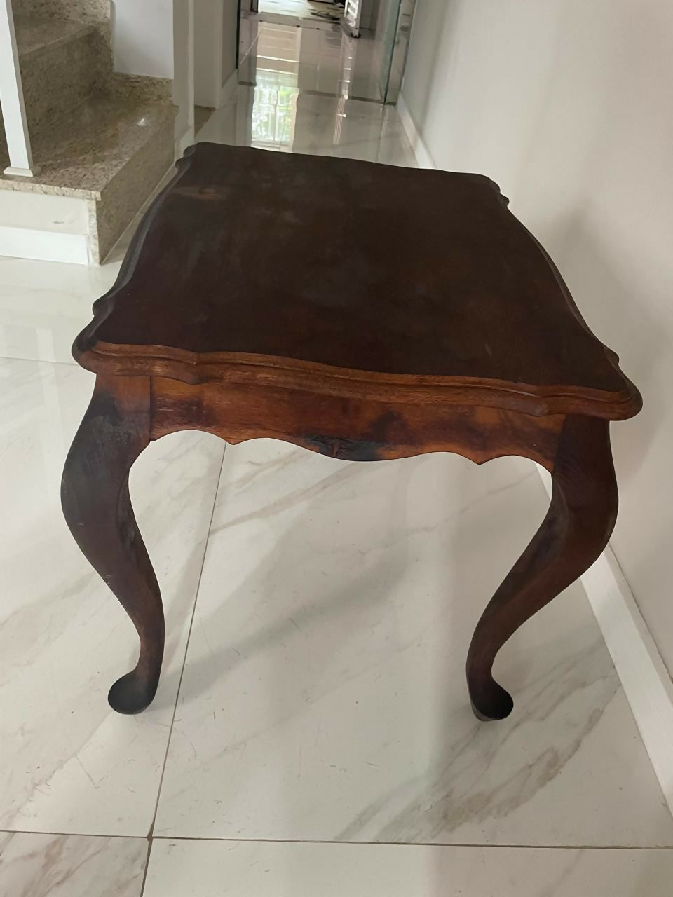 Mesa de canto / centro retangular em madeira, chippendale