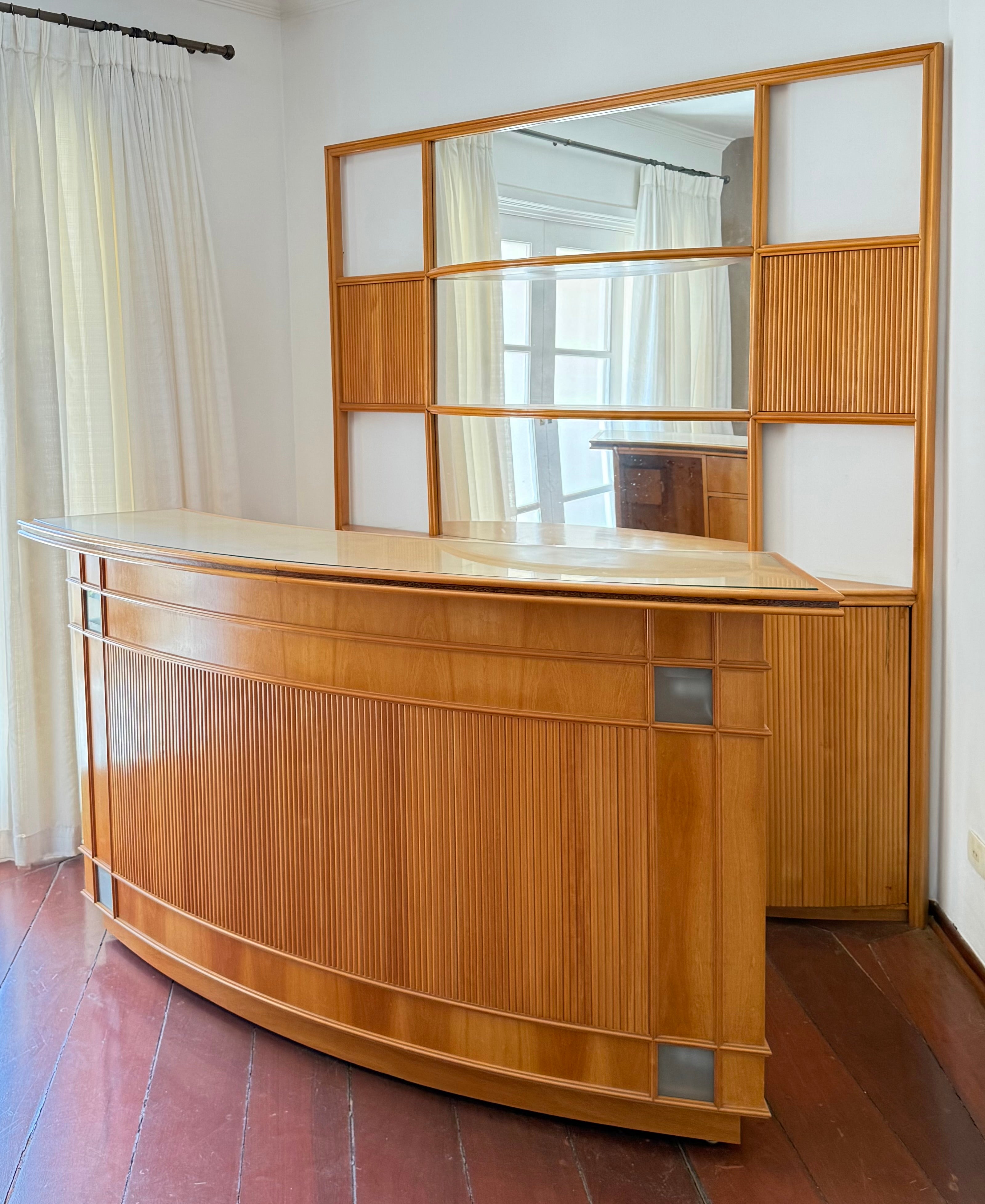 Bar completo com balcão curvado e espelho - alto padrão