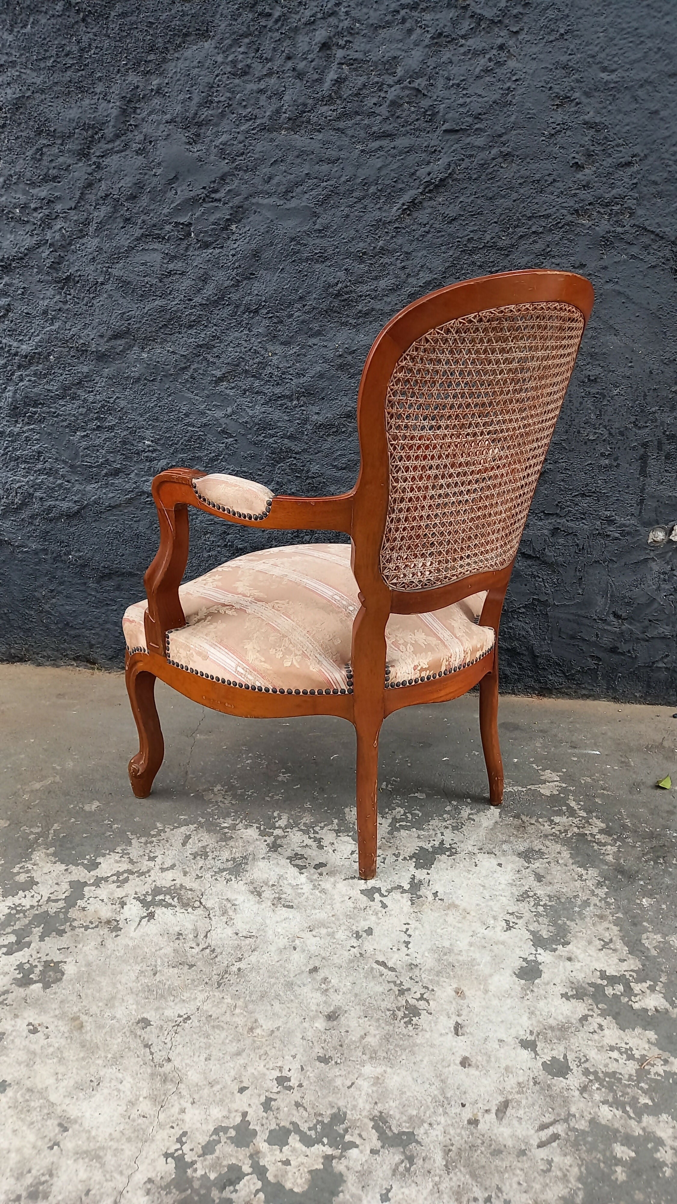 Par de poltronas antigas com palhinha no encosto