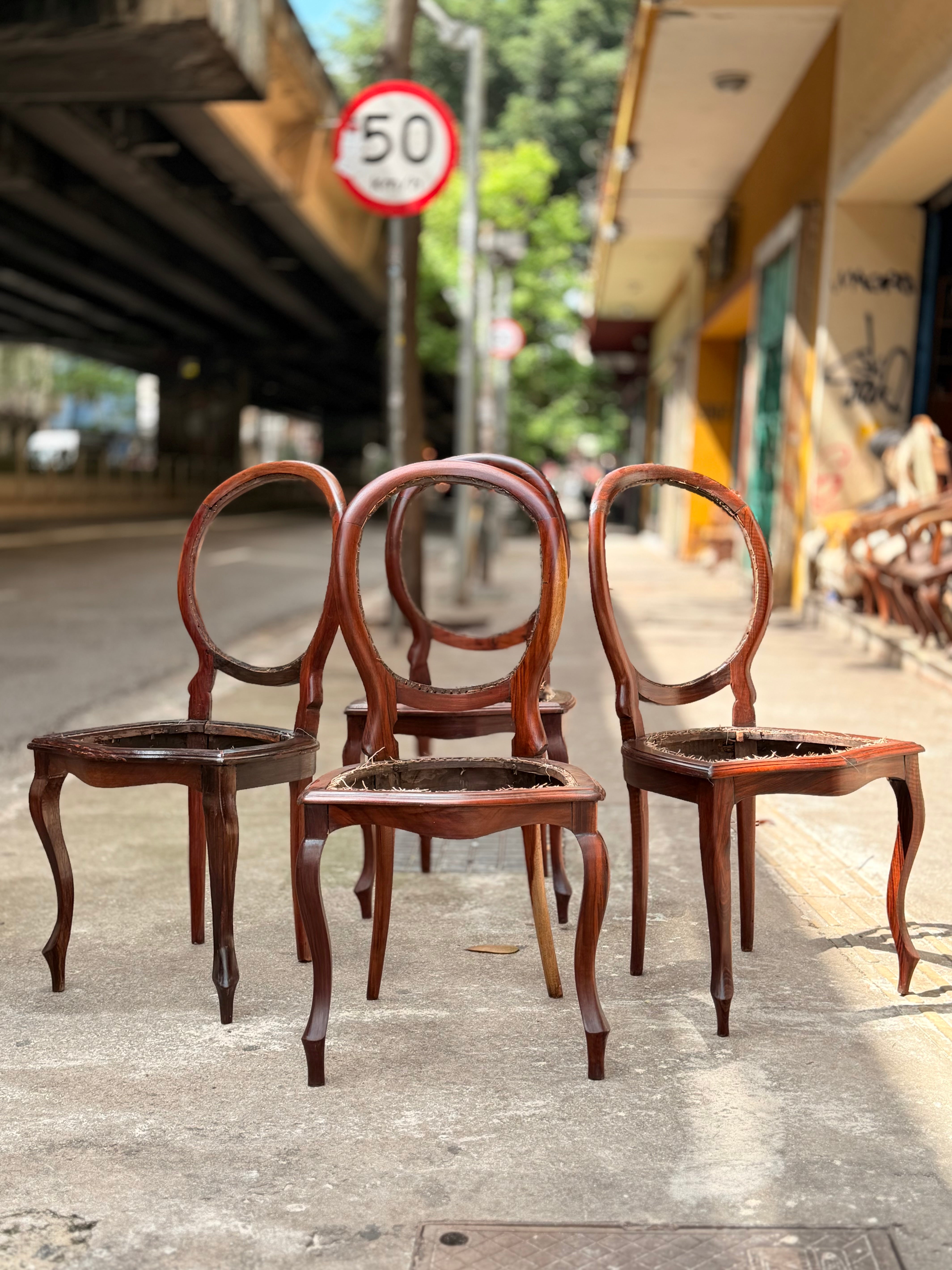 Conjunto de 4 Cadeiras Medalhão em Jacarandá maciço (estrutura restaurada - sem palhinha) 