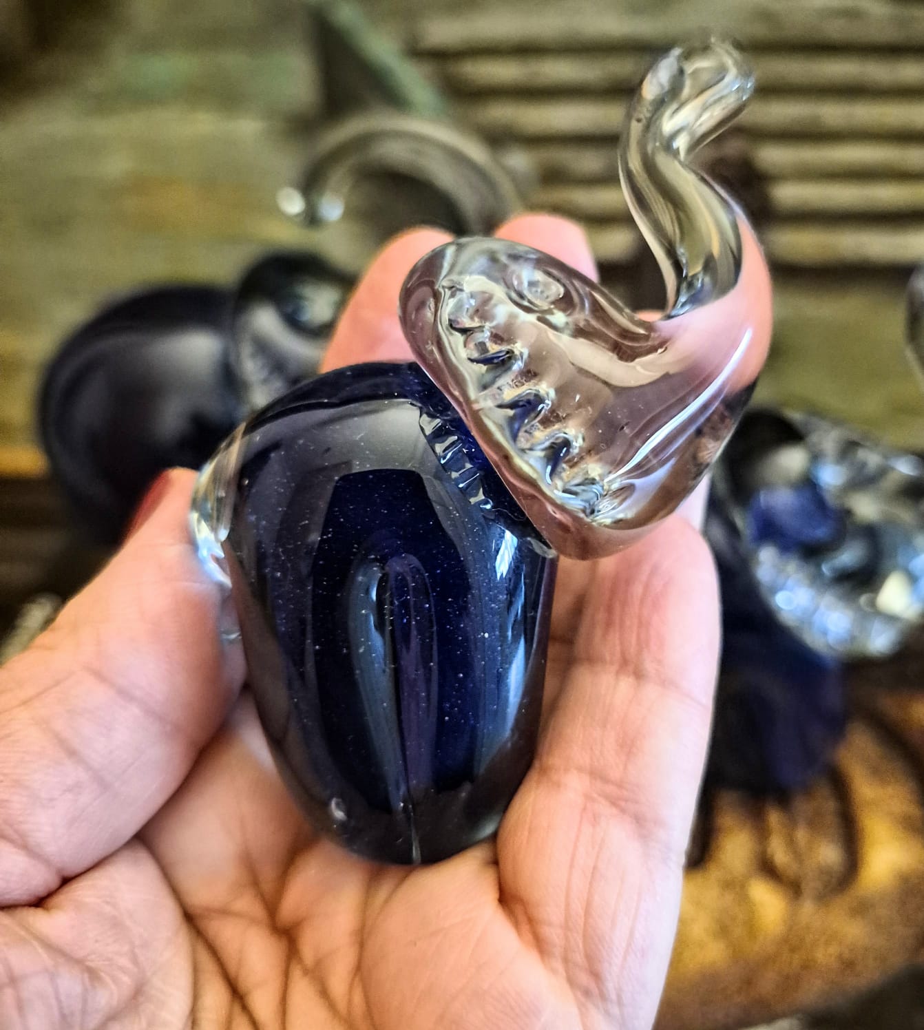 Trio de elefantes, em perfeito estado,  em vidro artístico azul escuro.  São uma graça!