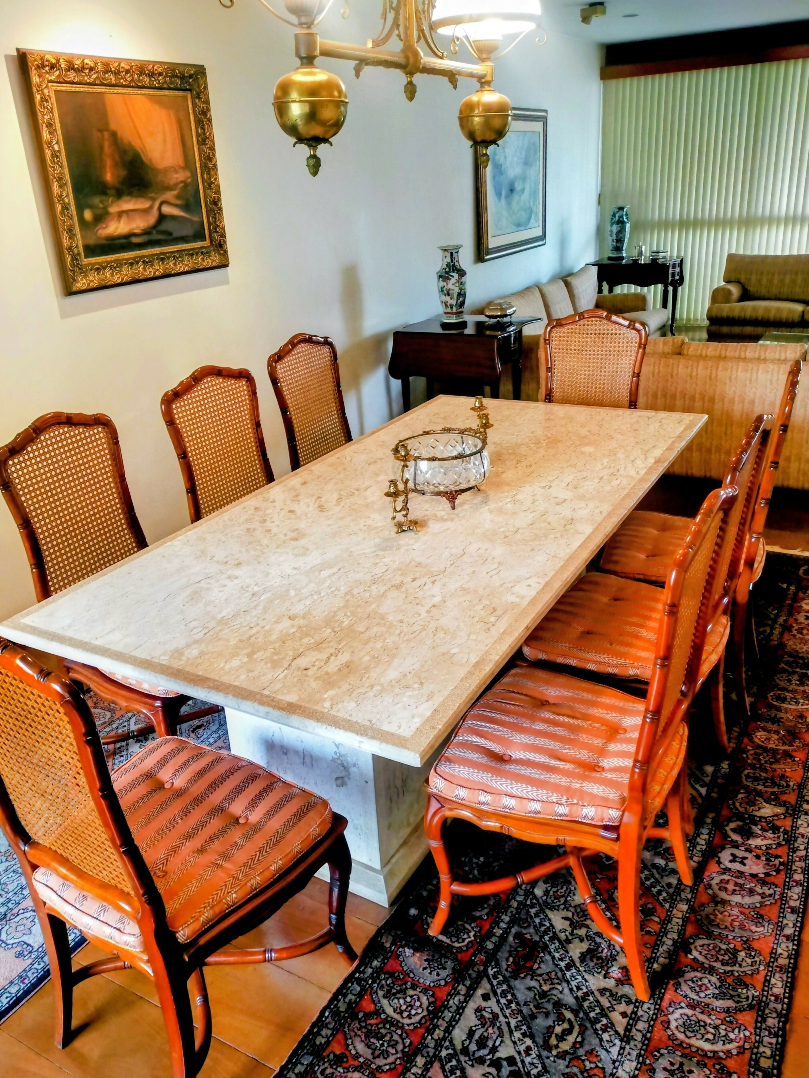 MESA DE MARMORE SOFISTICADA EM COR PERLATO ROYAL (8 LUGARES)