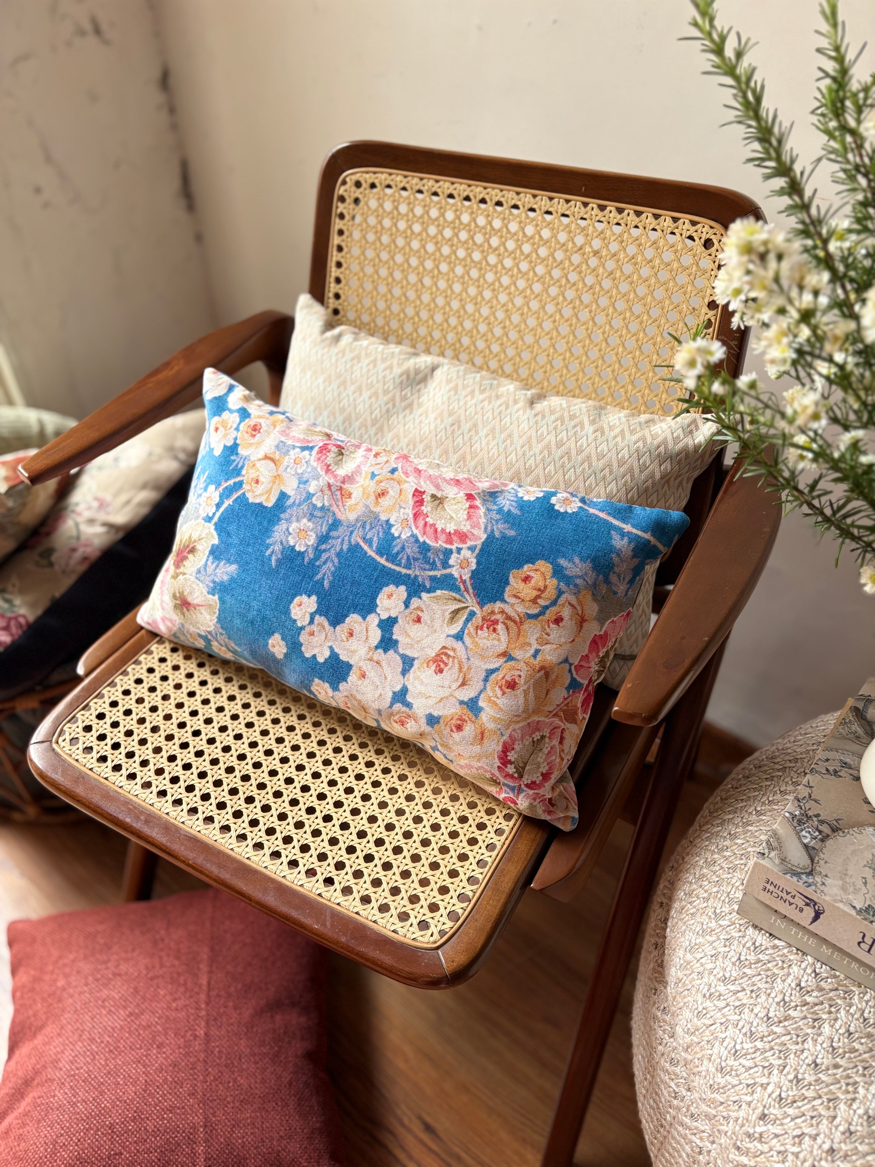 Almofada retangular com veludo estampado de flores