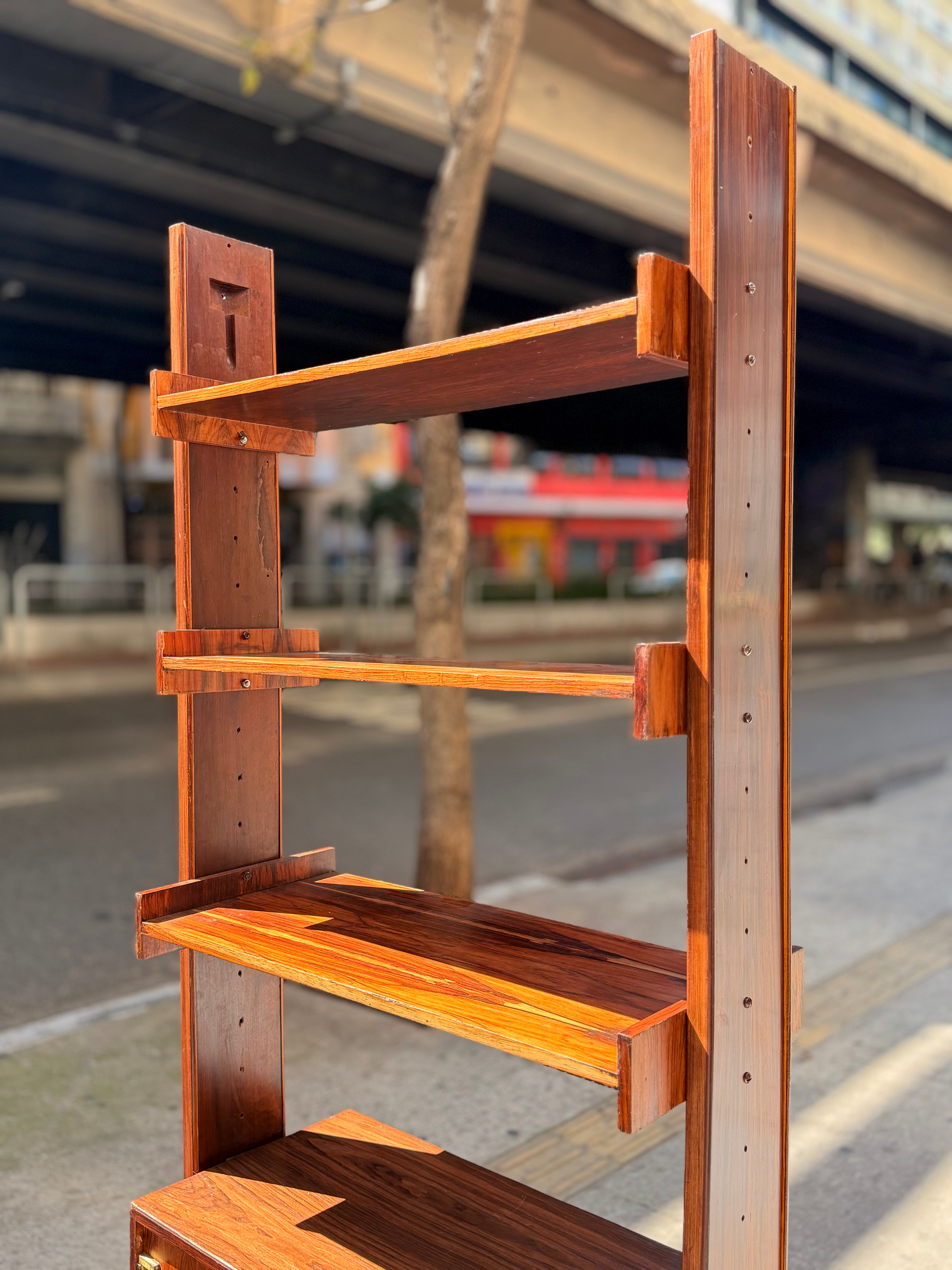 Estante modular, coluna única e folheada em jacarandá