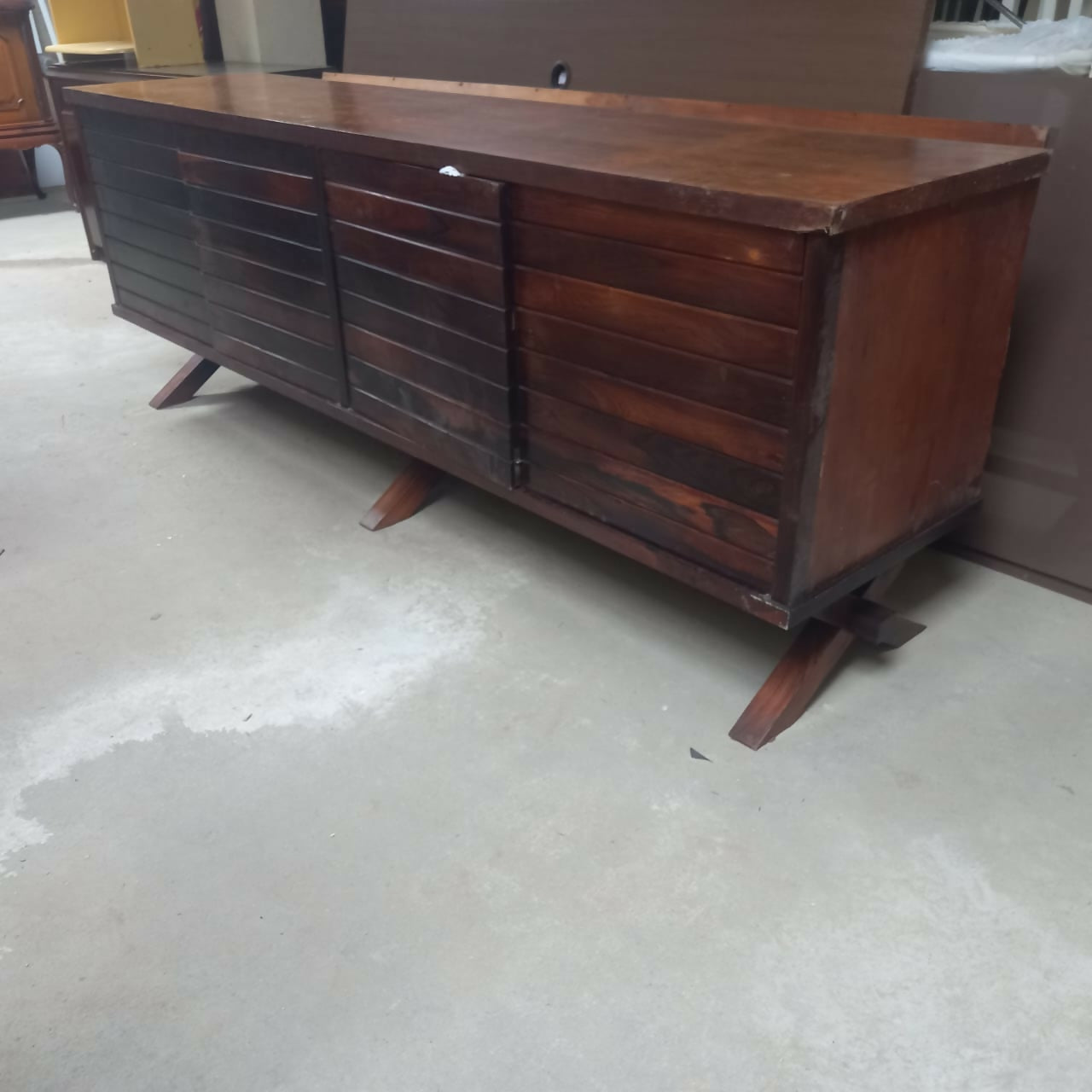 Antigo Buffet em. madeira com 4 portas