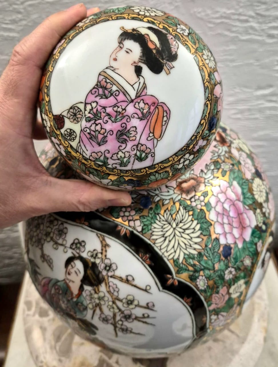 Grande potiche / ginger jar em porcelana, anos 60, Família Rosa Macau, padrão Mille Fleur e gueixas. Lindo, perfeito estado,  um espetáculo!