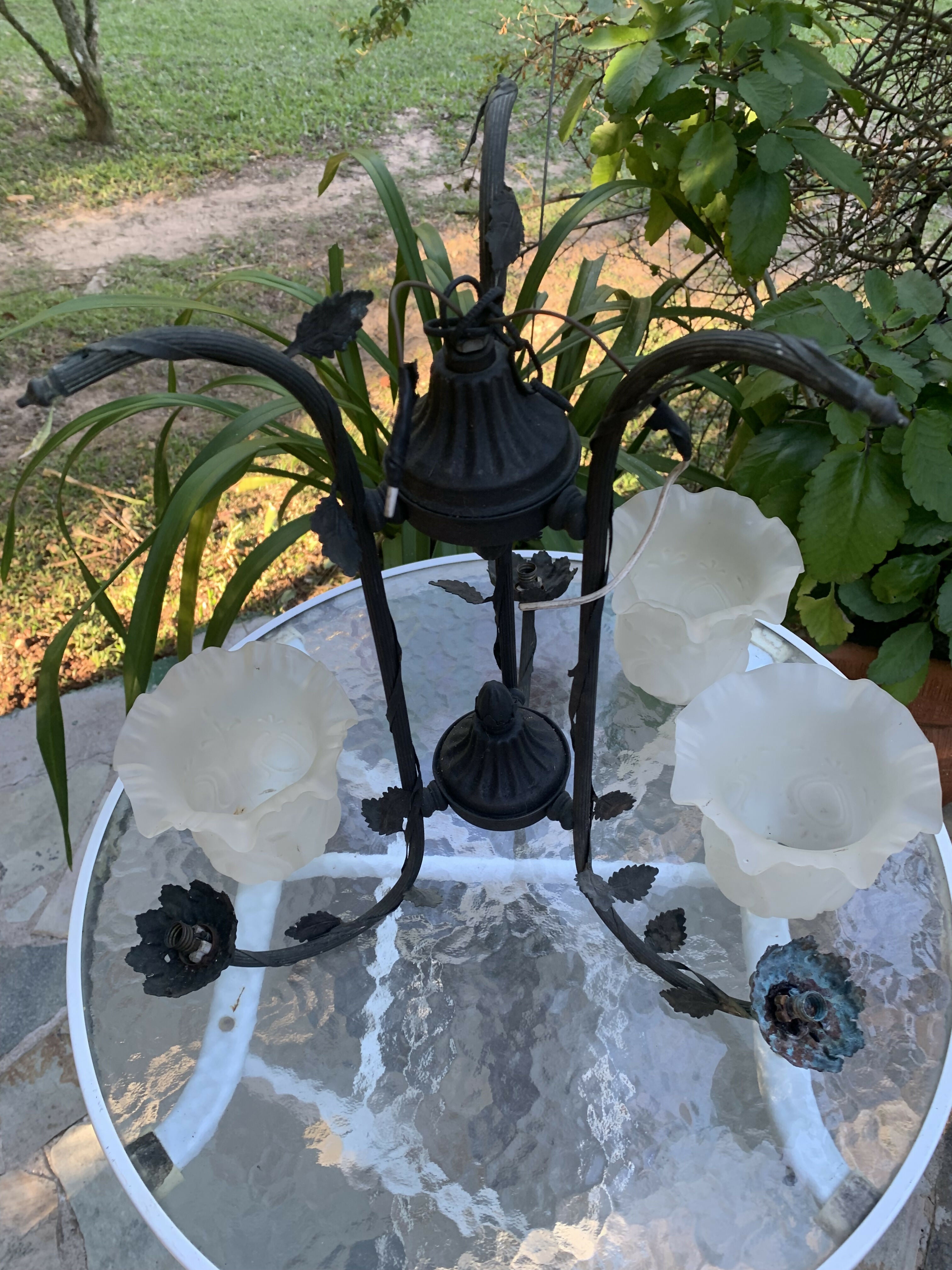 Lustre antigo em ferro com cúpulas de vidro fosco