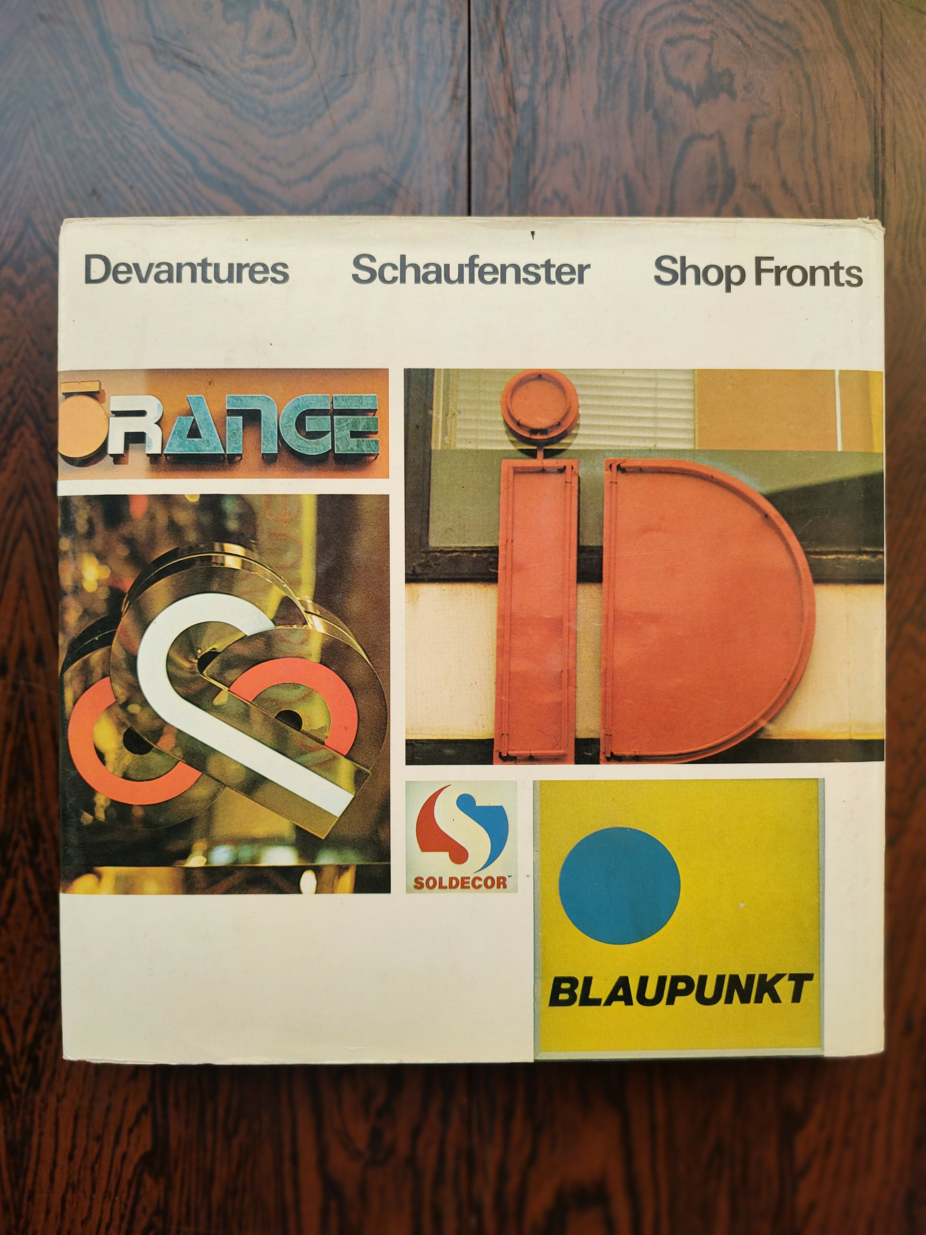 Livro sobre fachadas e vitrines comerciais de 1974 &quot;Devantures / Schaufenster / Shop Fronts&quot;