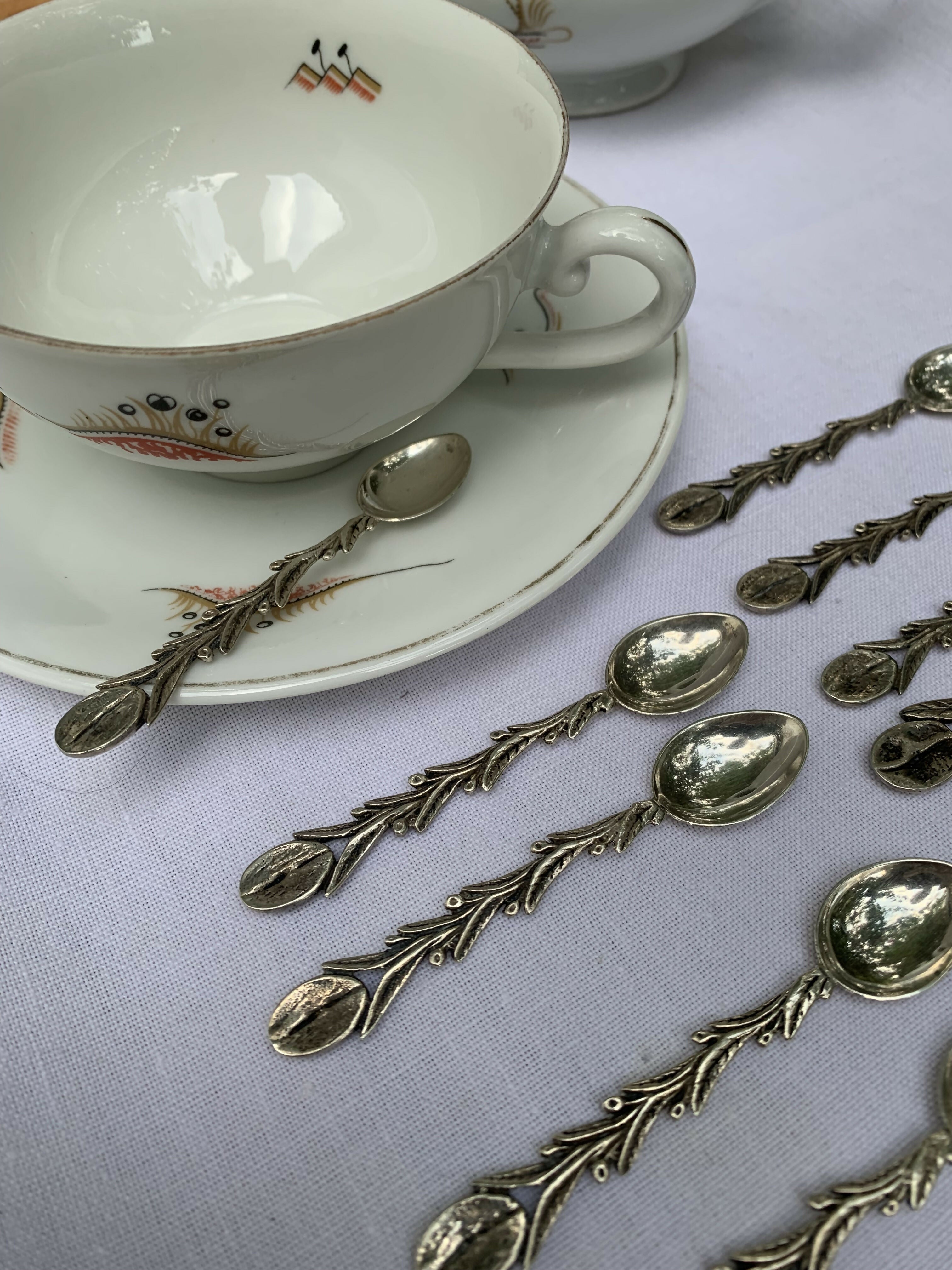 Conjunto de 12 colheres de café e açucareiro em prata