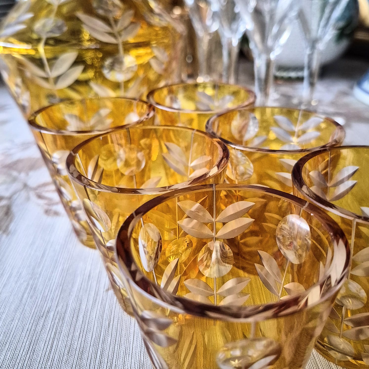Conjunto em cristal doublé tcheco Boêmia, anos 40, âmbar (para o amarelo), com lapidação manual botânica Art Decó. 