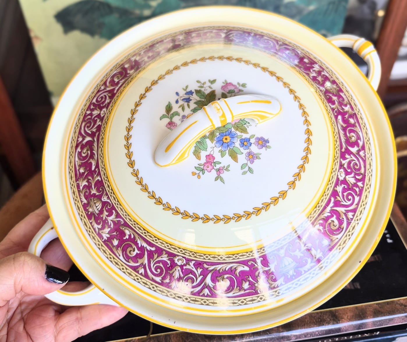 Terrina em porcelana fine bone China antiga,  anos 30, inglesa Paragon, modelo Corinthian Maroon (Gold Trim). Intacta,  como nova.