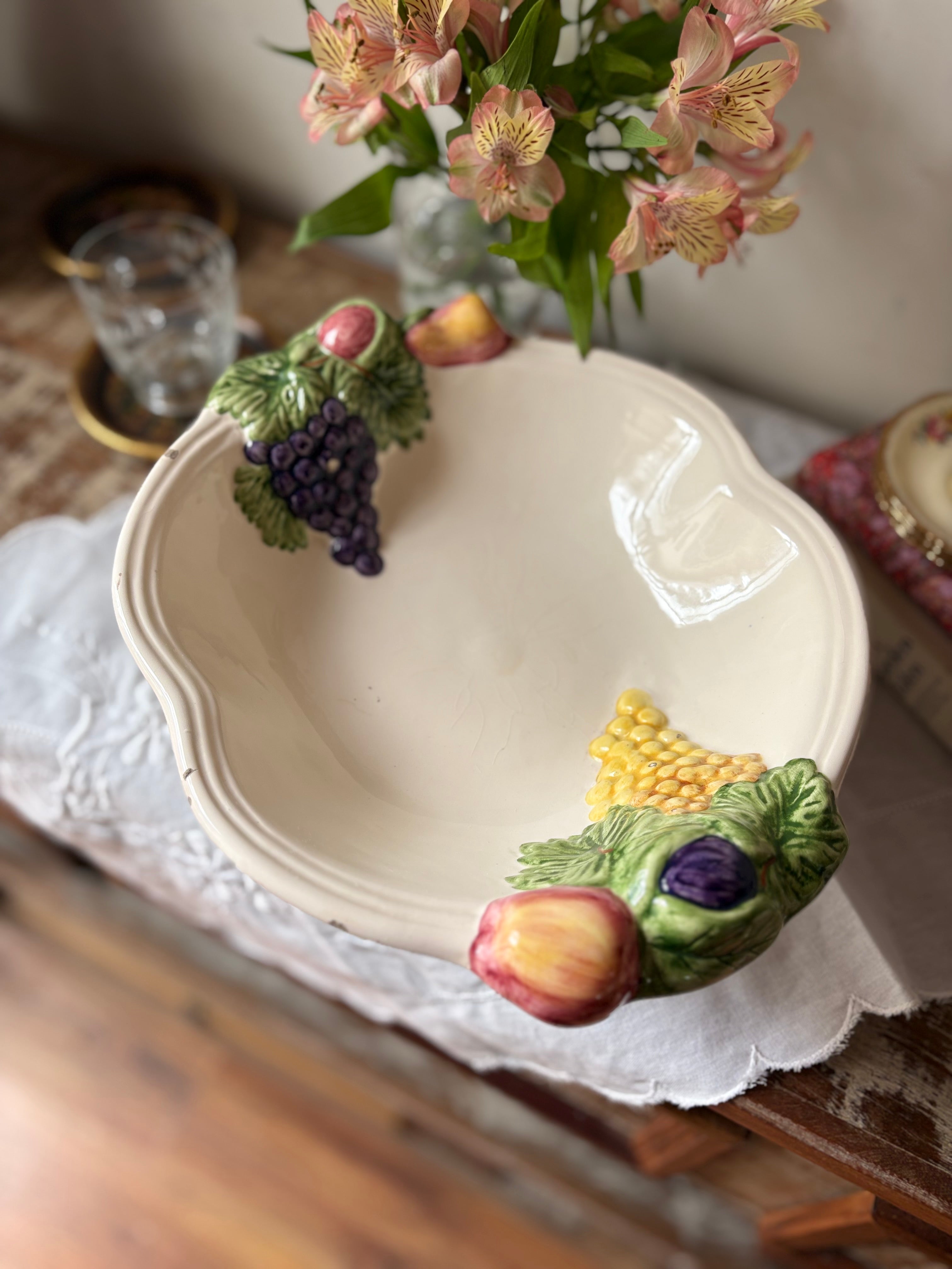 Fruteira com pé em cerâmica decorada com frutas