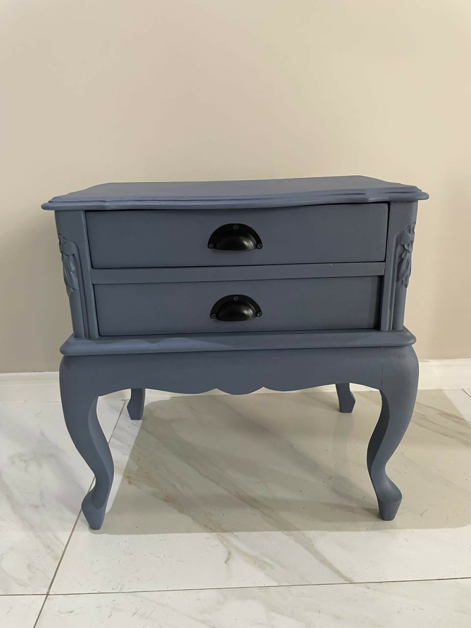 Mesa de cabeceira em madeira na cor azul, chippendale.
