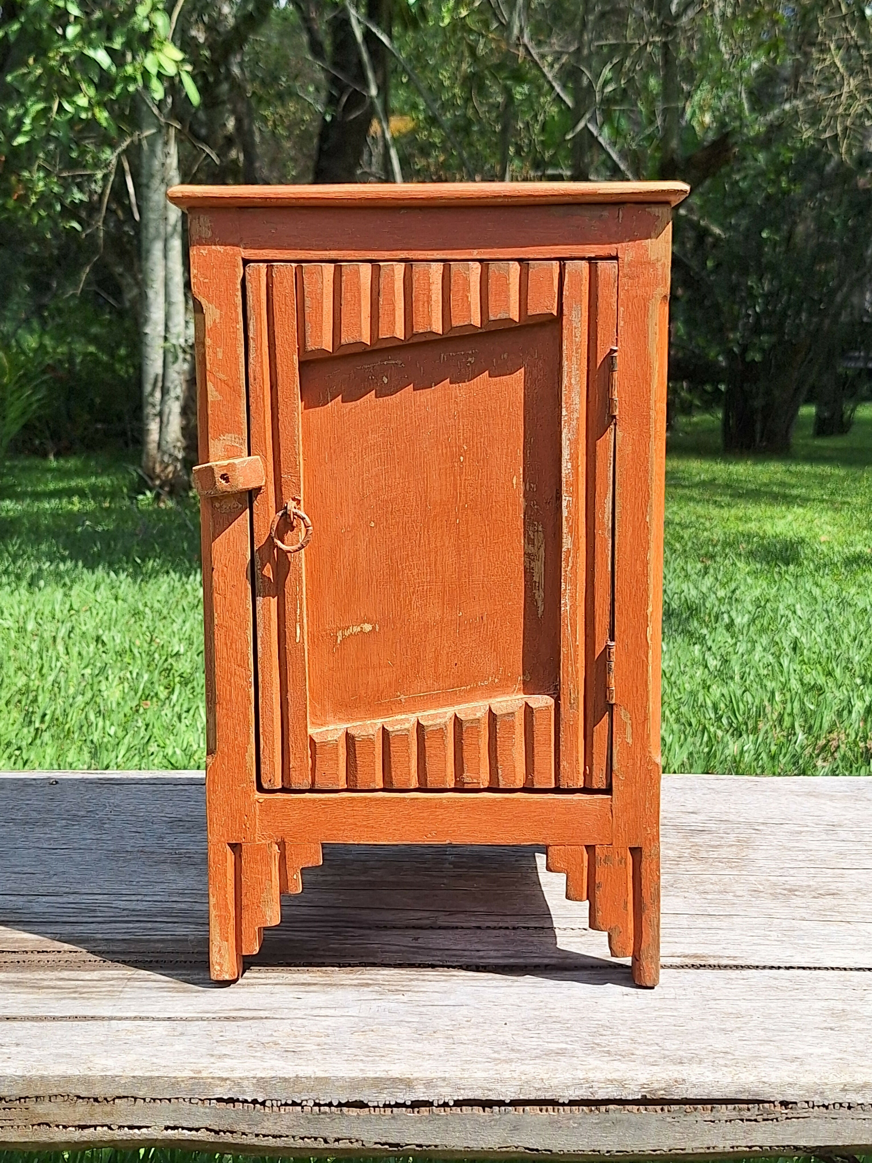 Mesinha de Cabeceira / Armarinho Tinta Gasta Marrom Madeira Maciça Garimpo Mineiro