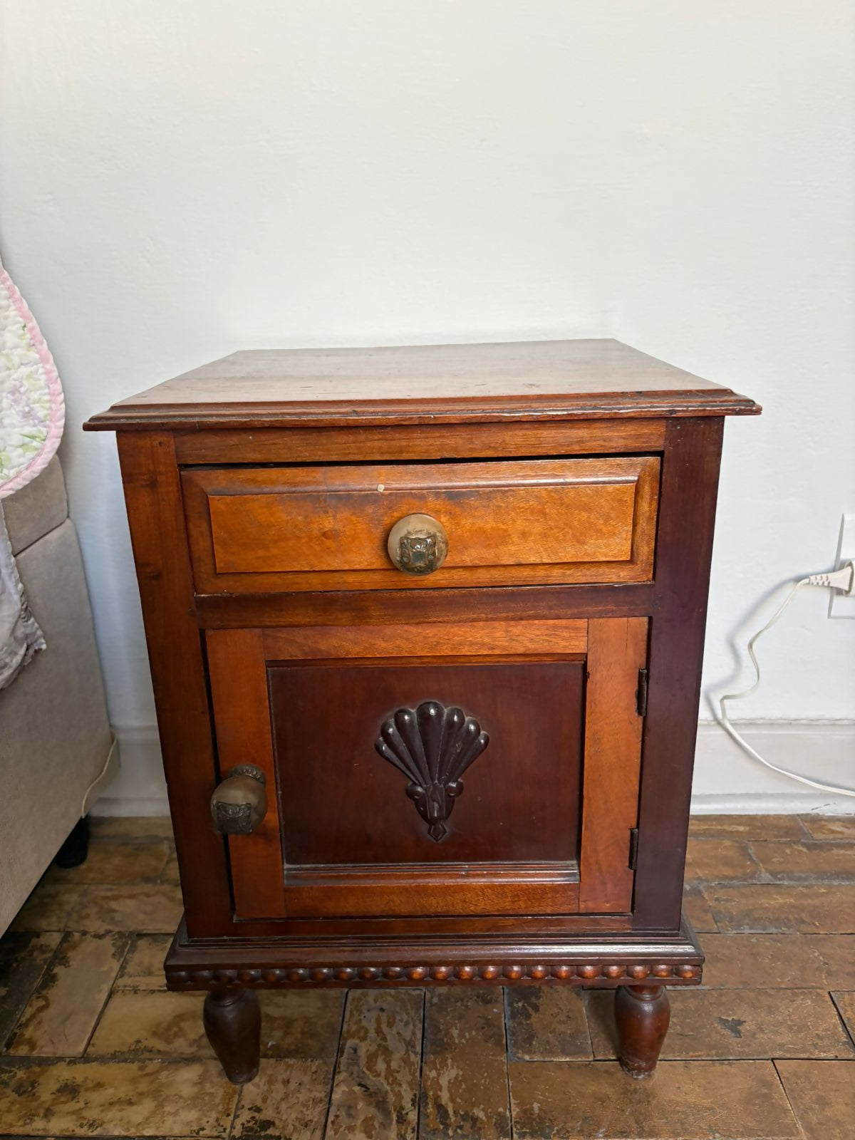 Mesa de cabeceira de madeira com gaveta