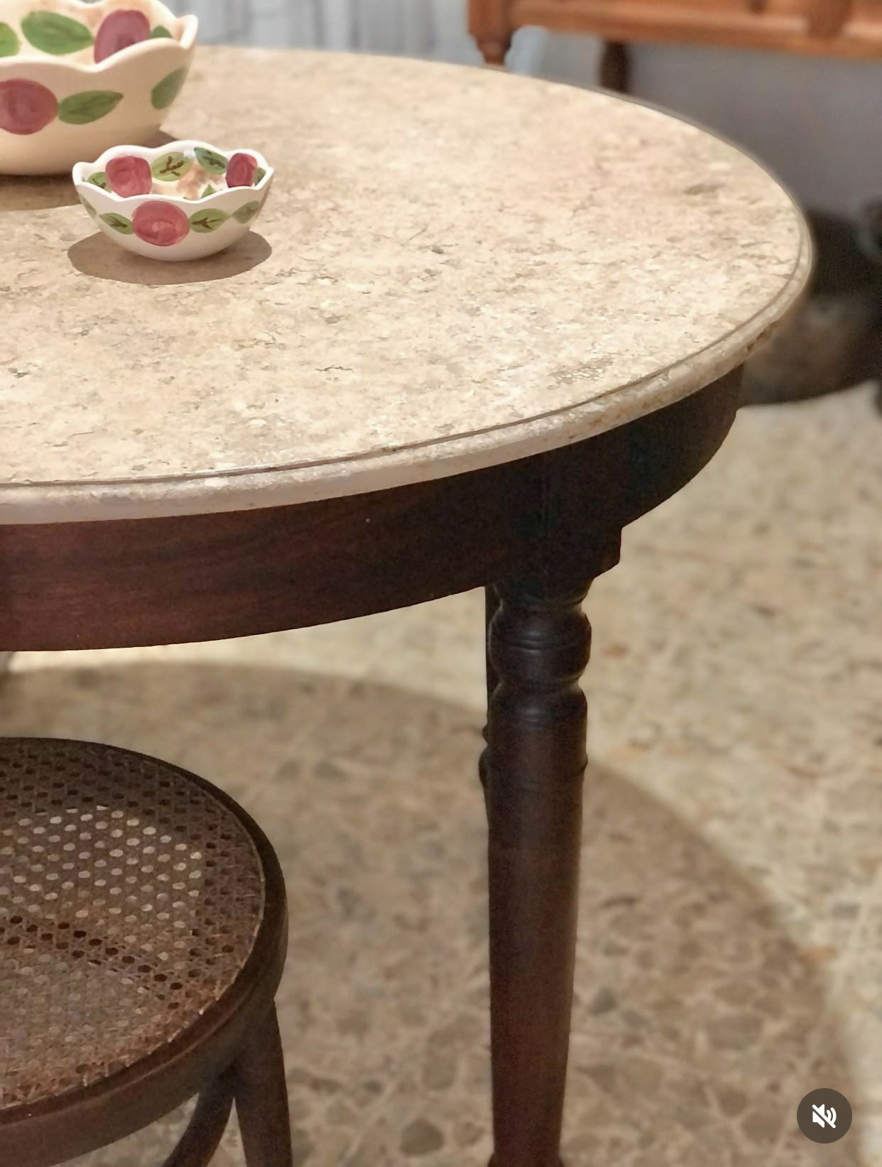 Mesa redonda de madeira com tampo de mármore