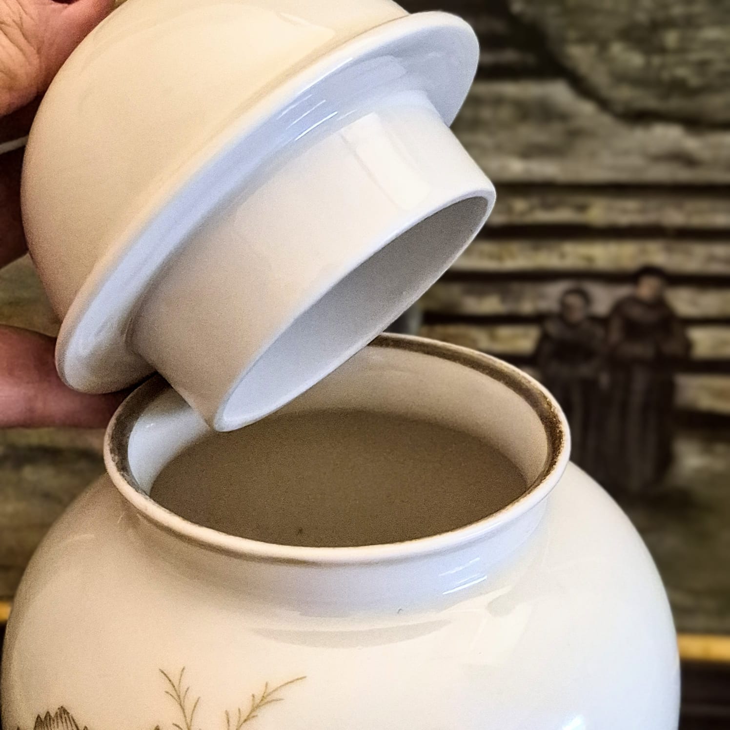 Potiche em porcelana finíssima alemã Bavaria Lindner Kueps, estilo Marlen, inteiro dourado à ouro.  