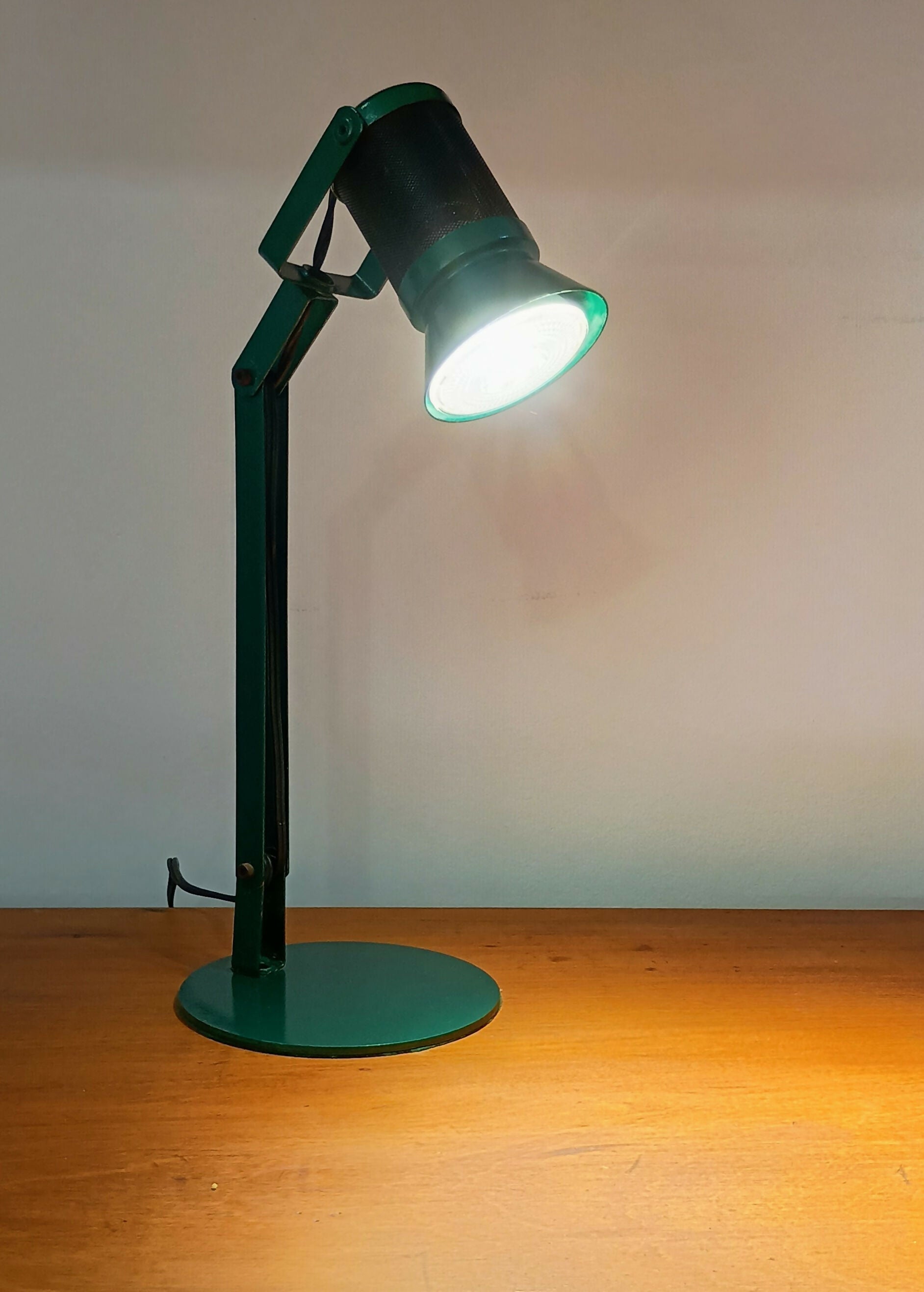 Antiga luminária de mesa articulada