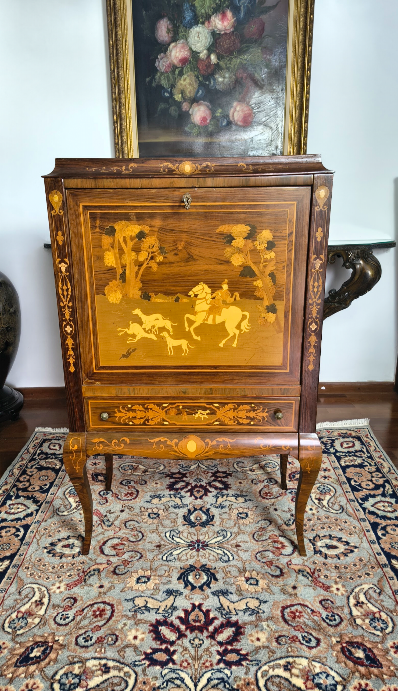 Antigo Bar estilo Luis XV em marchetaria com cenas de cavalo (década de 50)
