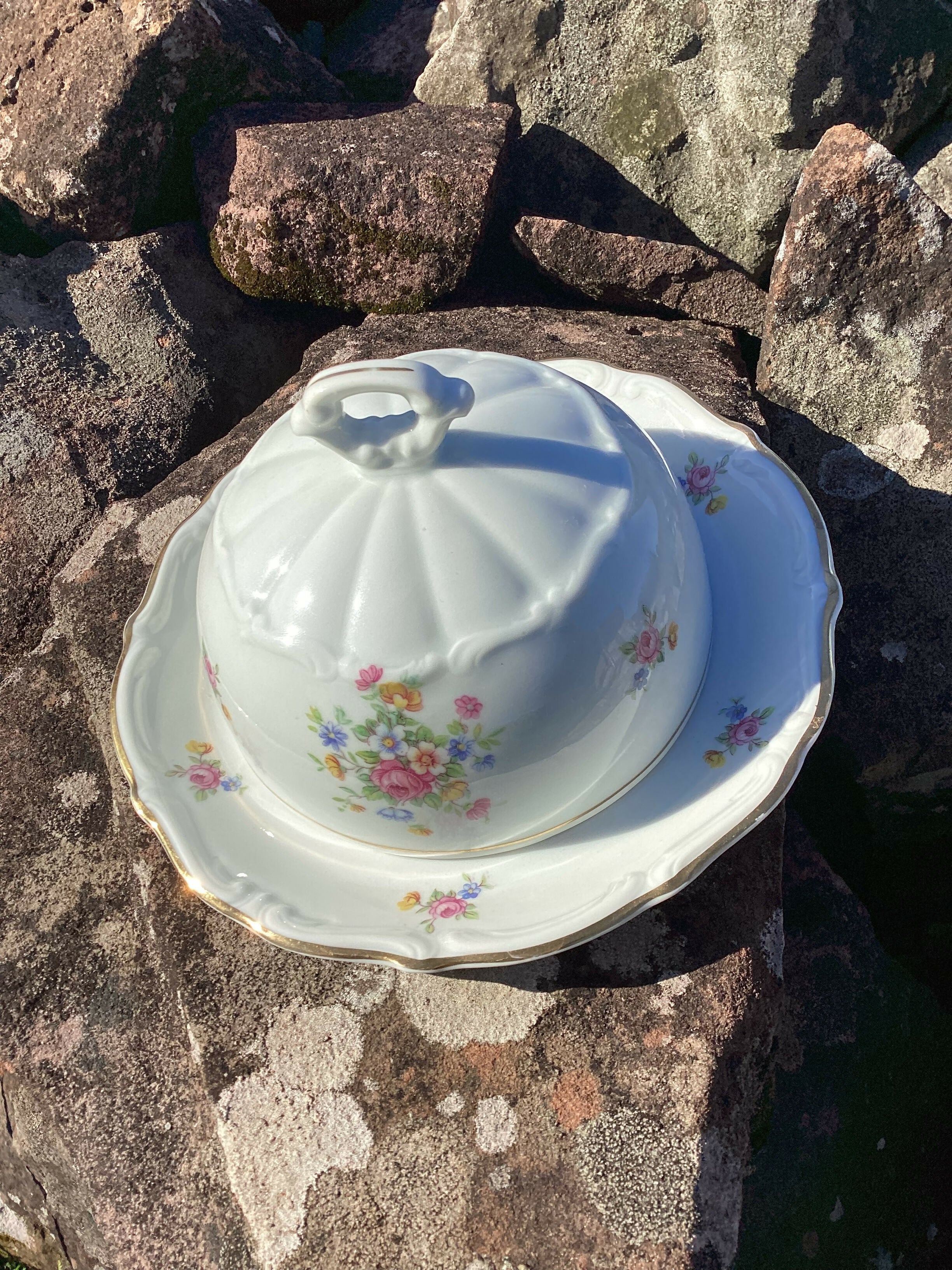 Mesa posta com preciosa manteigueira