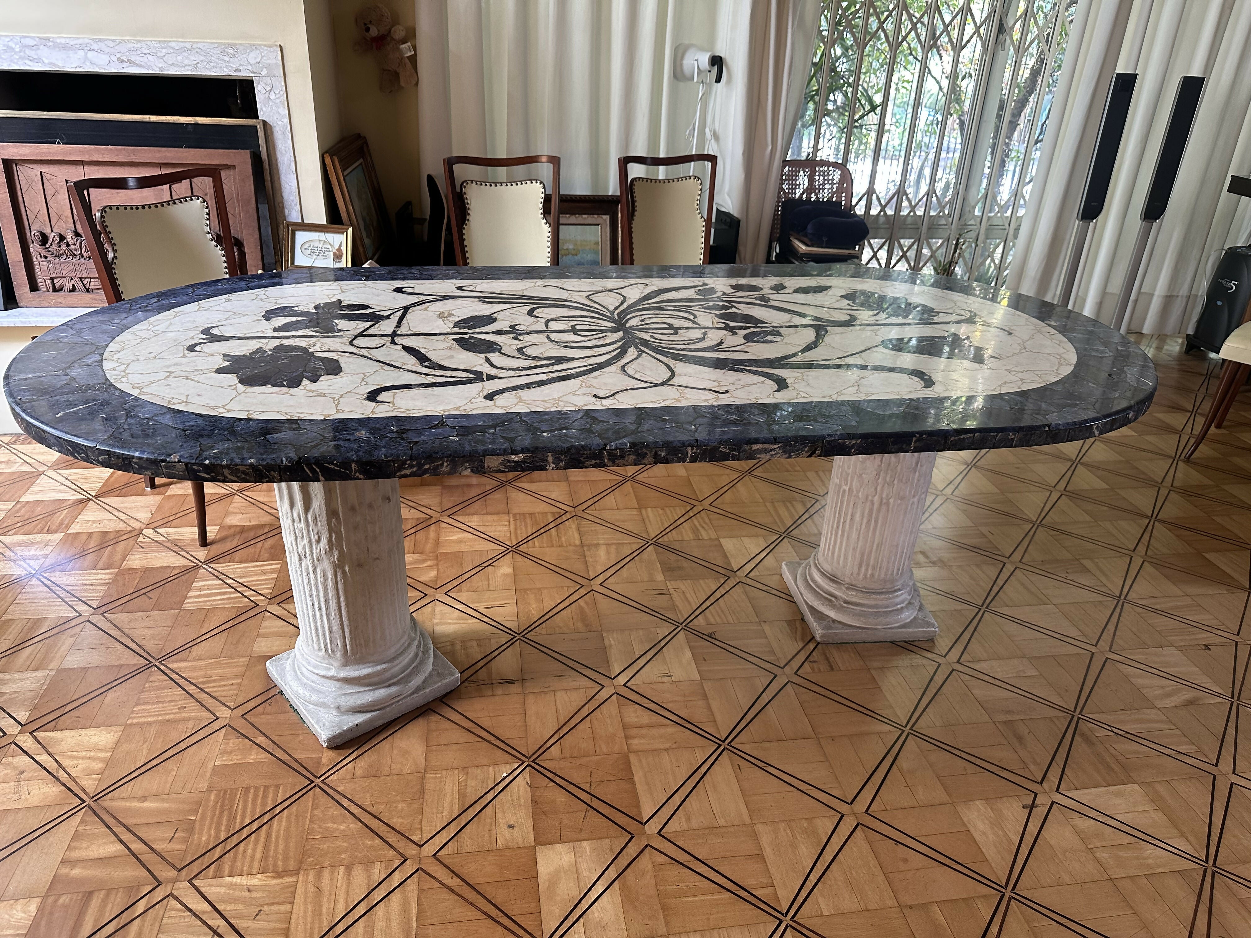 Rara e Maravilhosa Mesa de Jantar em Mármore com desenhos