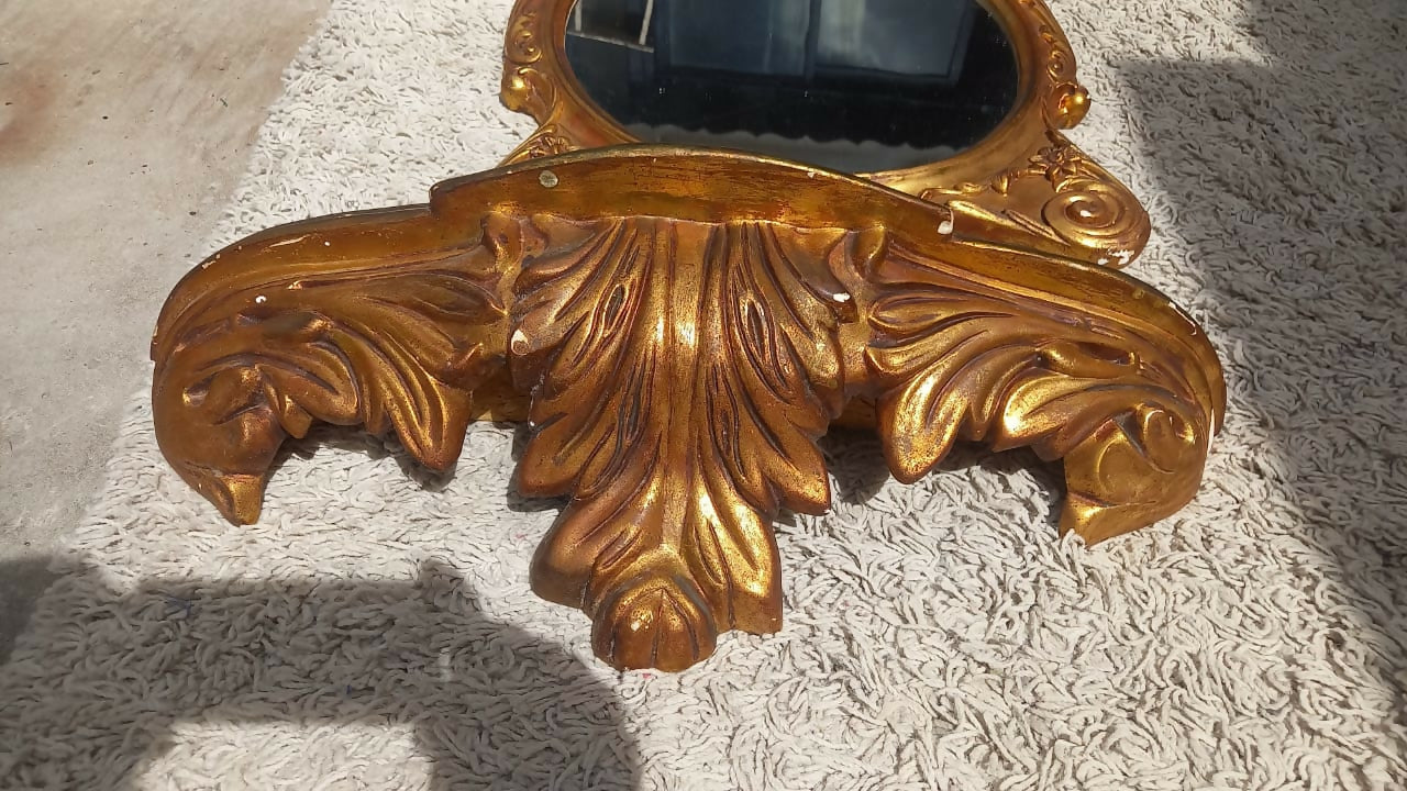 Espelho e aparador dourados