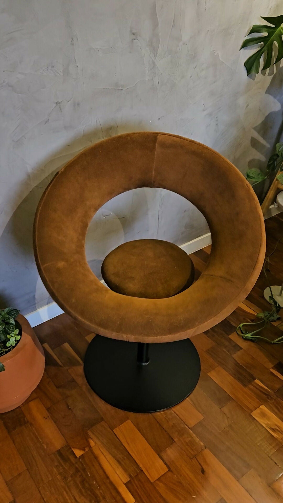 Cadeira Anel 80's, designer Ricardo Fasanelo, design dos anos 80 retrô em camurça e metal