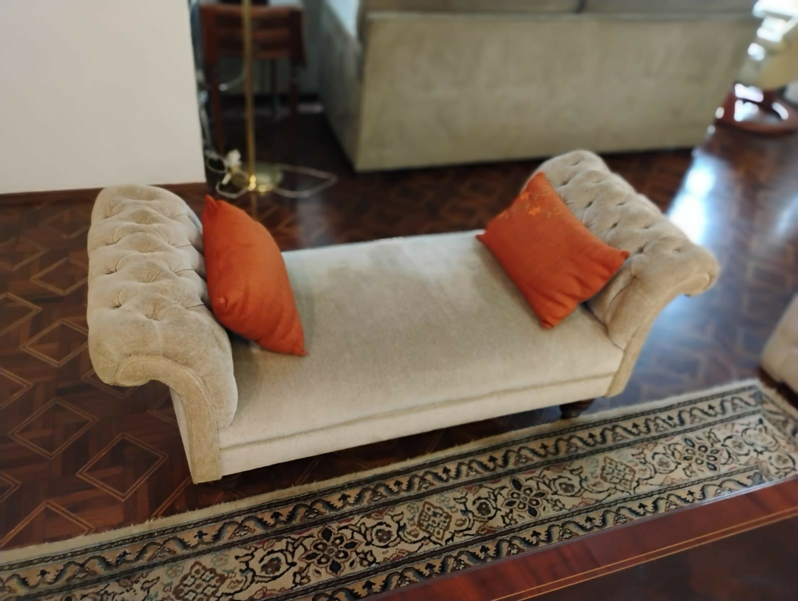 Divã clássico em veludo.