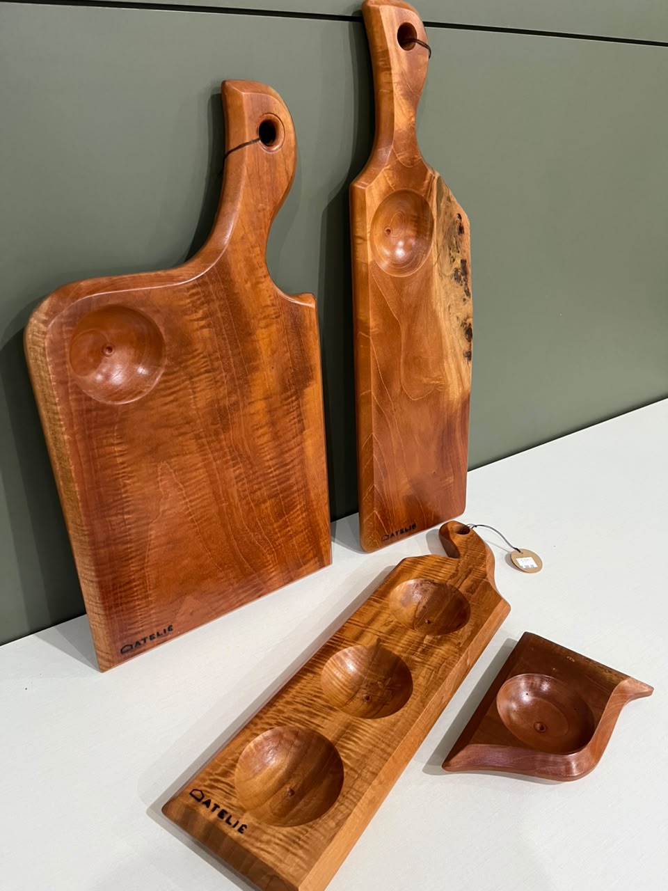 Conjunto de Tábuas e Petisqueiras Artesanais em Cedro-Rosa