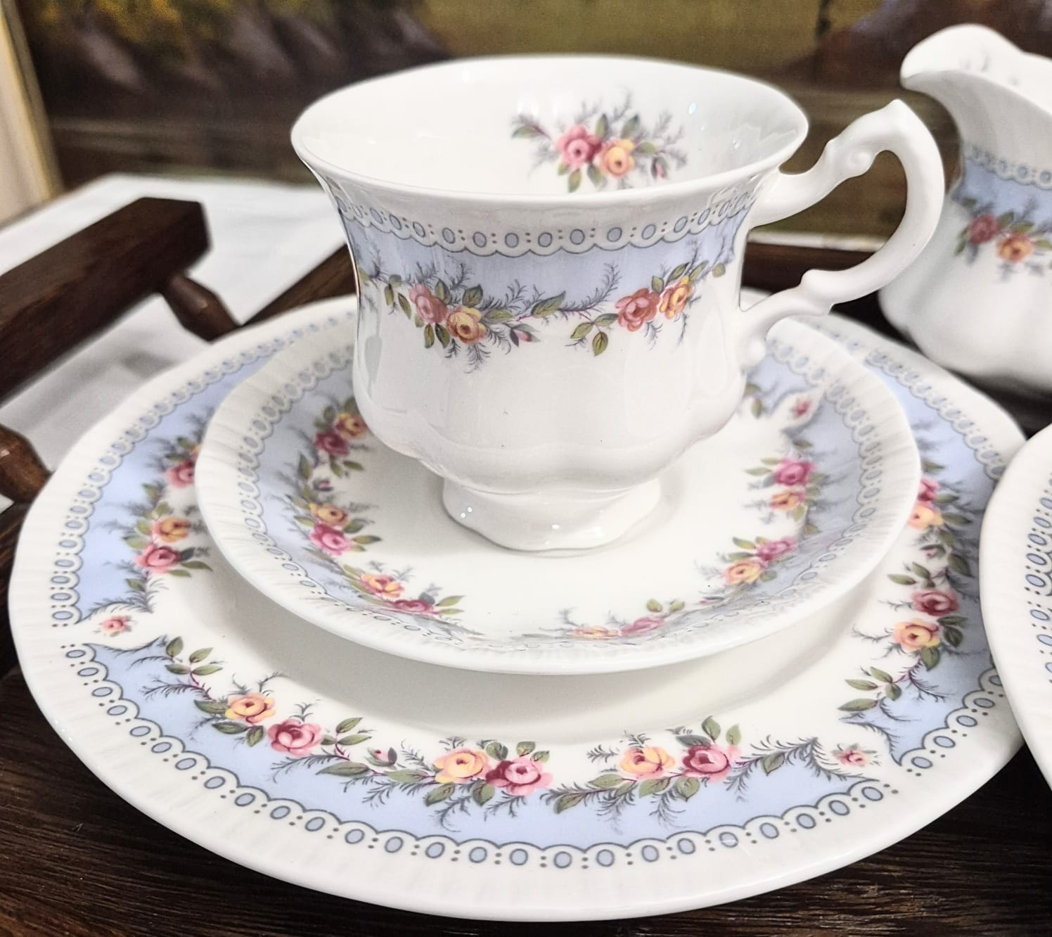 Trio de chá em porcelana inglesa vintage Paragon, modelo Bridesmaid. Incrivelmente lindo e romântico.