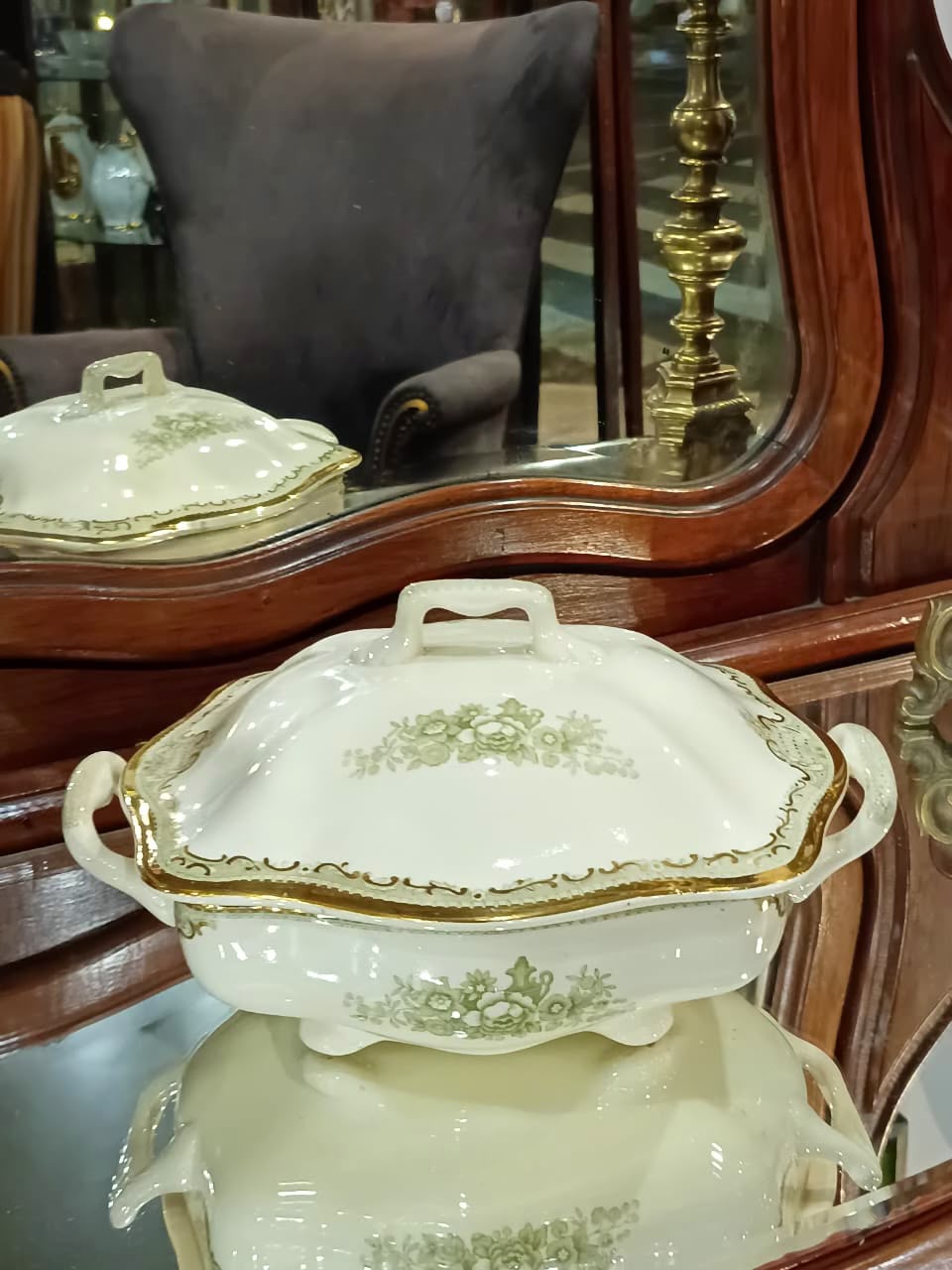 Jogo de Jantar 39 peças  - Porcelana São Caetano com detalhes em dourado 