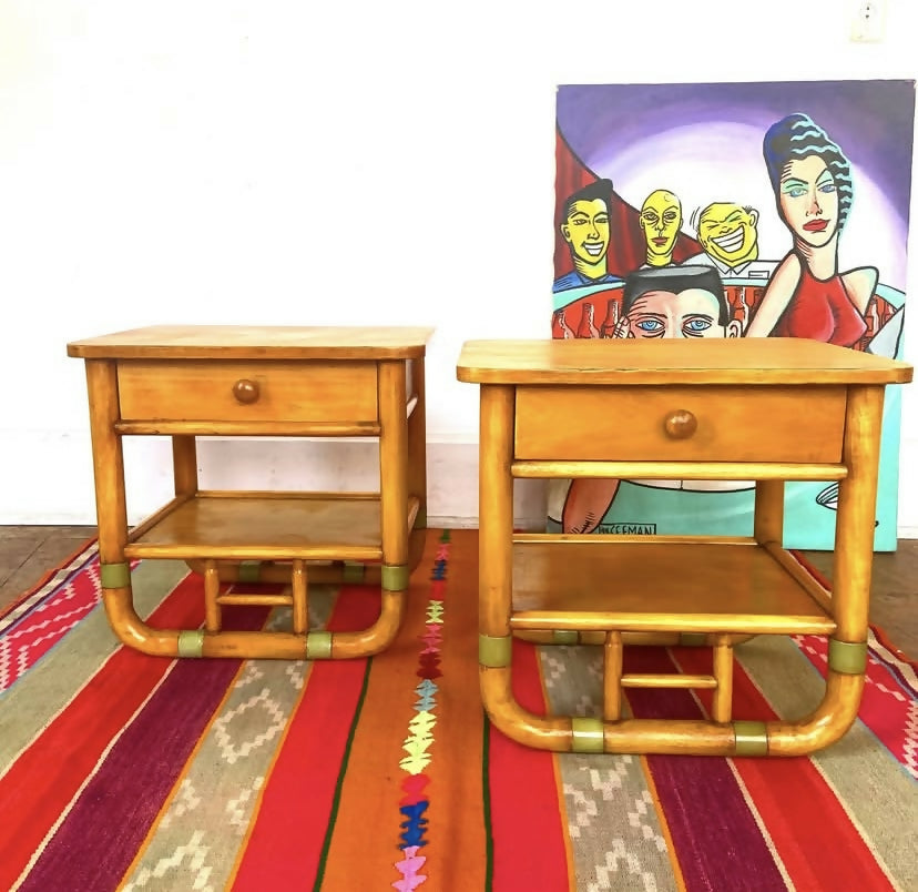 Par de mesinhas de cabeceira